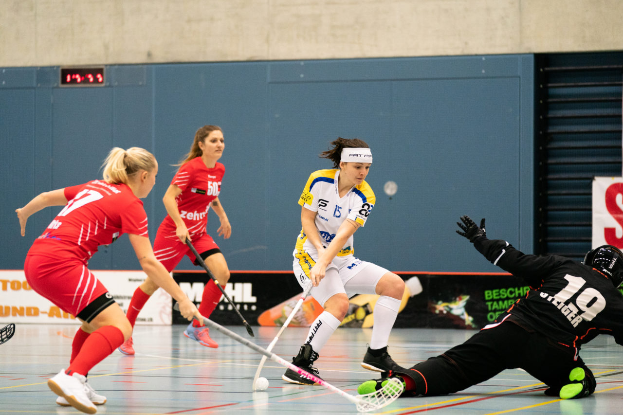 Damen NLA Runde 13, Switzerland: 22.12.2019, Frauenfeld, Kantihalle Frauenfeld, Natalie Martinakova (Nr. 15, Kloten-Dietlikon Jets) zeigt einen Trick

Claudio Schwarz, unihockey-fotos.ch