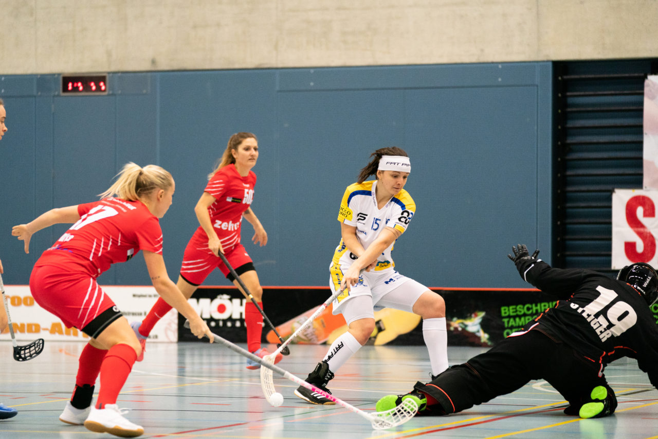 Damen NLA Runde 13, Switzerland: 22.12.2019, Frauenfeld, Kantihalle Frauenfeld, Natalie Martinakova (Nr. 15, Kloten-Dietlikon Jets) zeigt einen Trick

Claudio Schwarz, unihockey-fotos.ch