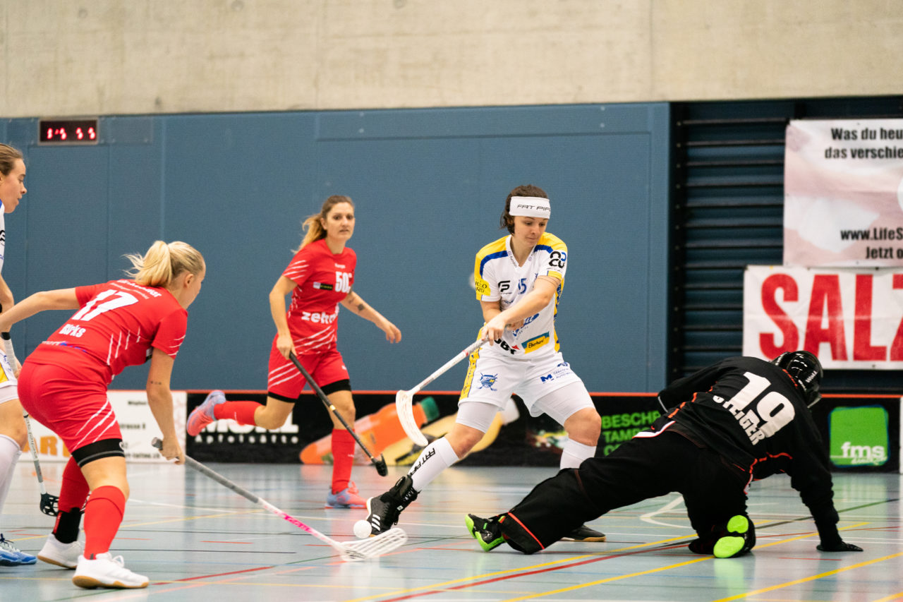 Damen NLA Runde 13, Switzerland: 22.12.2019, Frauenfeld, Kantihalle Frauenfeld, Natalie Martinakova (Nr. 15, Kloten-Dietlikon Jets) zeigt einen Trick

Claudio Schwarz, unihockey-fotos.ch