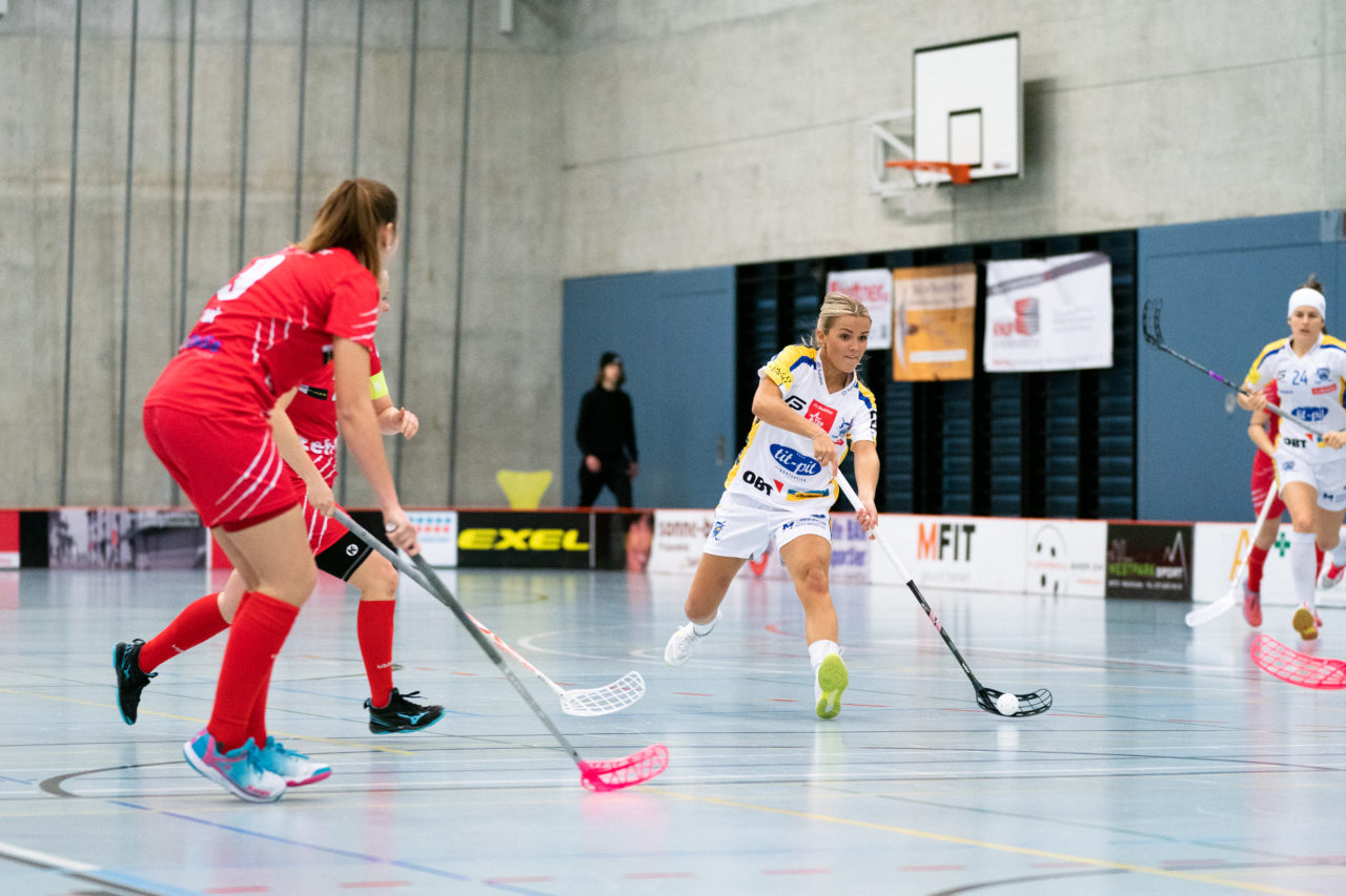 Damen NLA Runde 13, Switzerland: 22.12.2019, Frauenfeld, Kantihalle Frauenfeld, Alice Granstedt (Nr. 21, Kloten-Dietlikon Jets) spielt den Ball

Claudio Schwarz, unihockey-fotos.ch