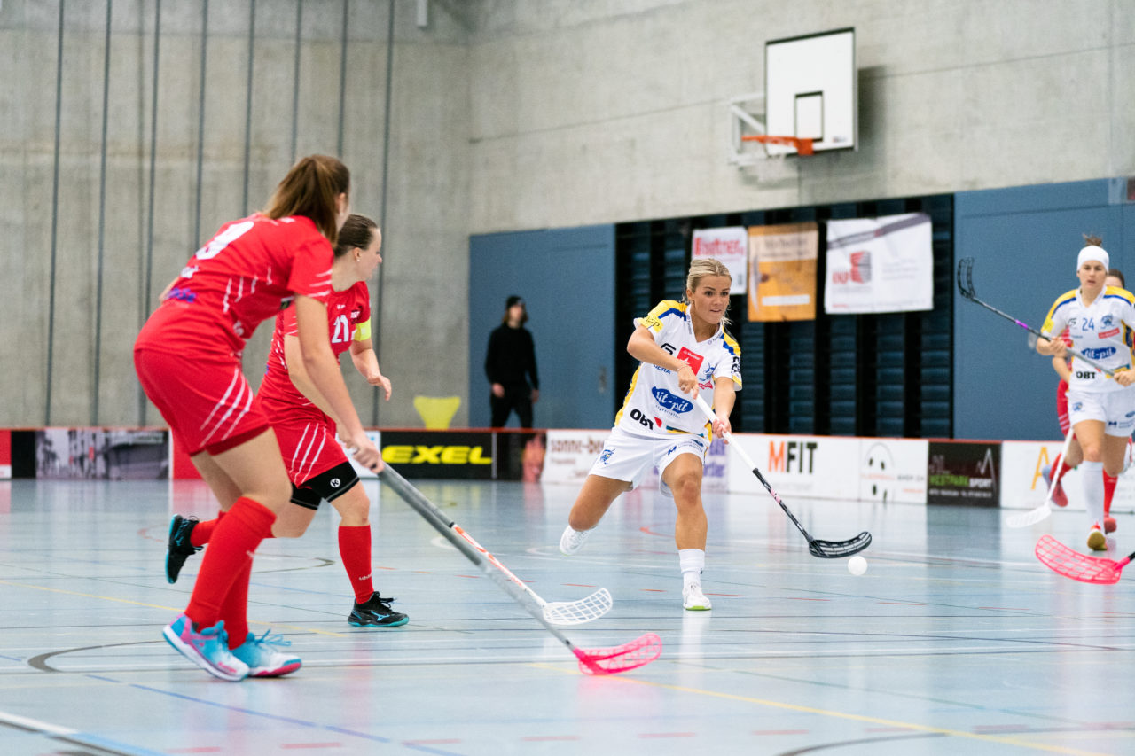 Damen NLA Runde 13, Switzerland: 22.12.2019, Frauenfeld, Kantihalle Frauenfeld, Alice Granstedt (Nr. 21, Kloten-Dietlikon Jets) spielt den Ball

Claudio Schwarz, unihockey-fotos.ch