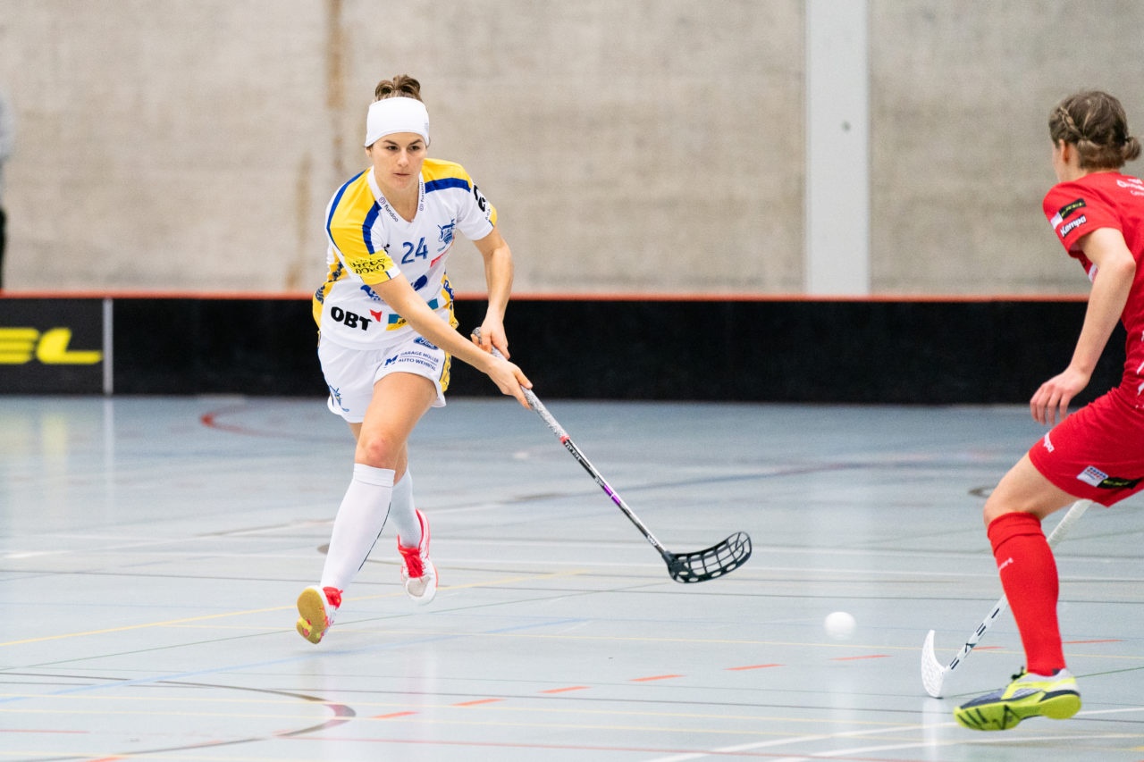 Damen NLA Runde 13, Switzerland: 22.12.2019, Frauenfeld, Kantihalle Frauenfeld, Hana Konickova (Nr. 24, Kloten-Dietlikon Jets) spielt den Ball

Claudio Schwarz, unihockey-fotos.ch