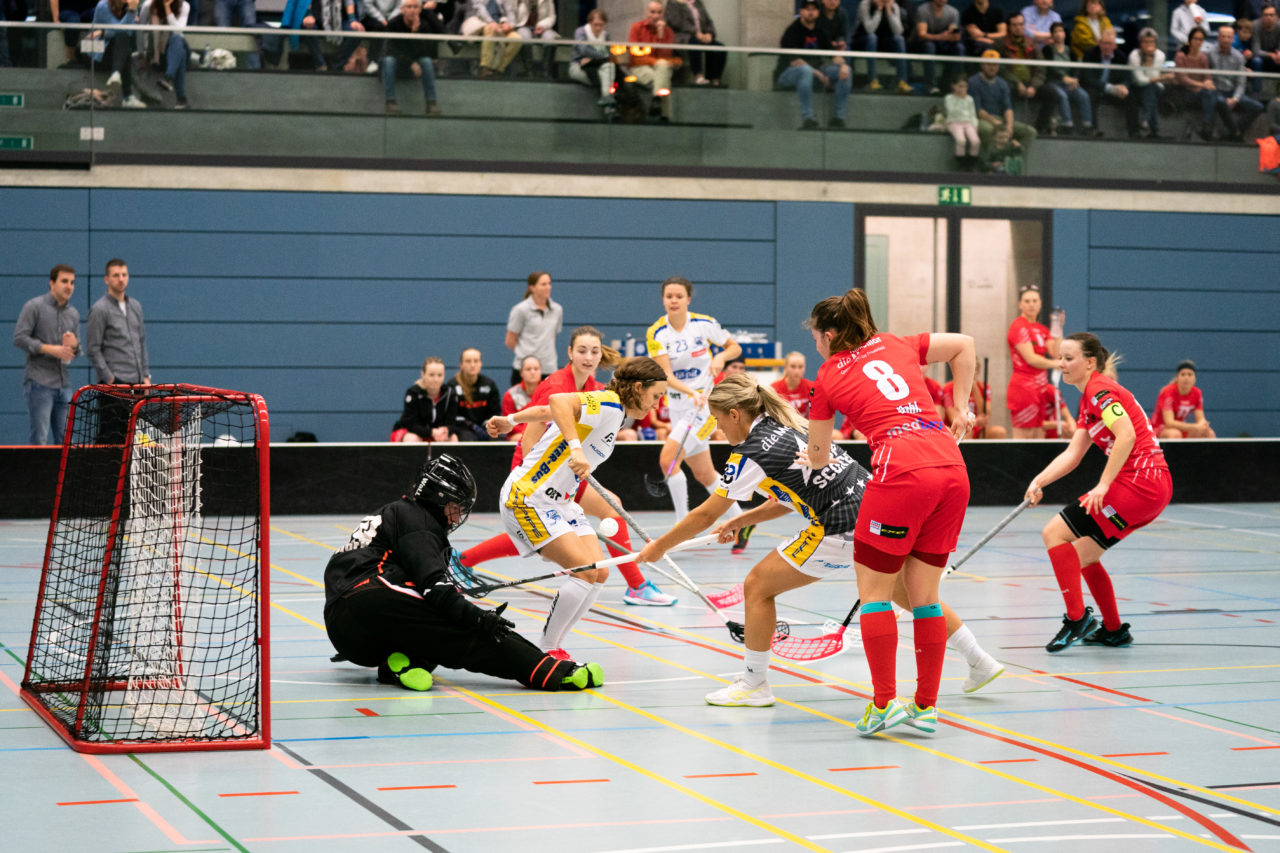 Damen NLA Runde 13, Switzerland: 22.12.2019, Frauenfeld, Kantihalle Frauenfeld, Alice Granstedt (Nr. 21, Kloten-Dietlikon Jets) verpasst vor dem Tor

Claudio Schwarz, unihockey-fotos.ch