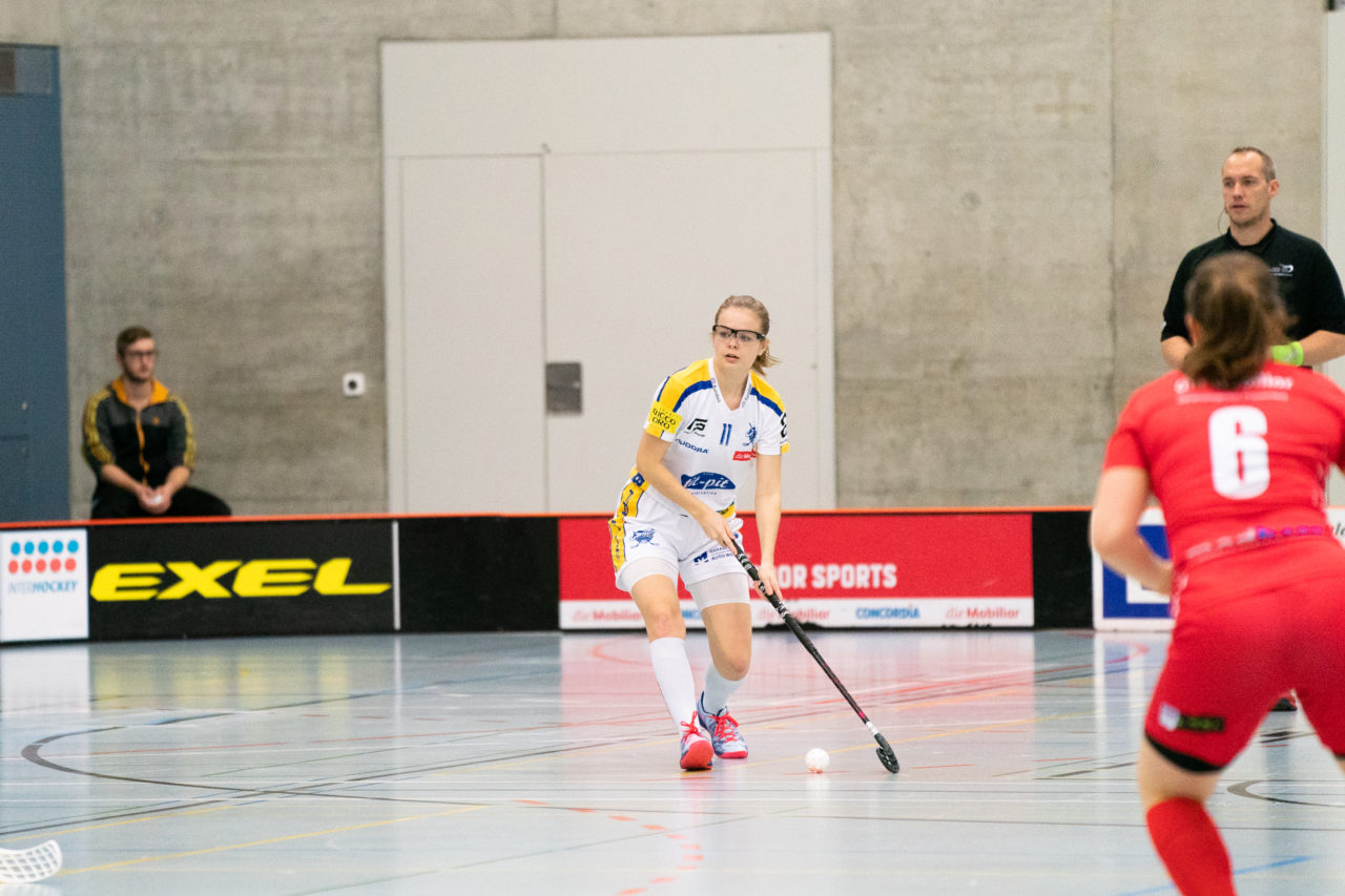 Damen NLA Runde 13, Switzerland: 22.12.2019, Frauenfeld, Kantihalle Frauenfeld, Noëmi Sara Enzler (Nr. 11, Kloten-Dietlikon Jets) spielt den Ball

Claudio Schwarz, unihockey-fotos.ch