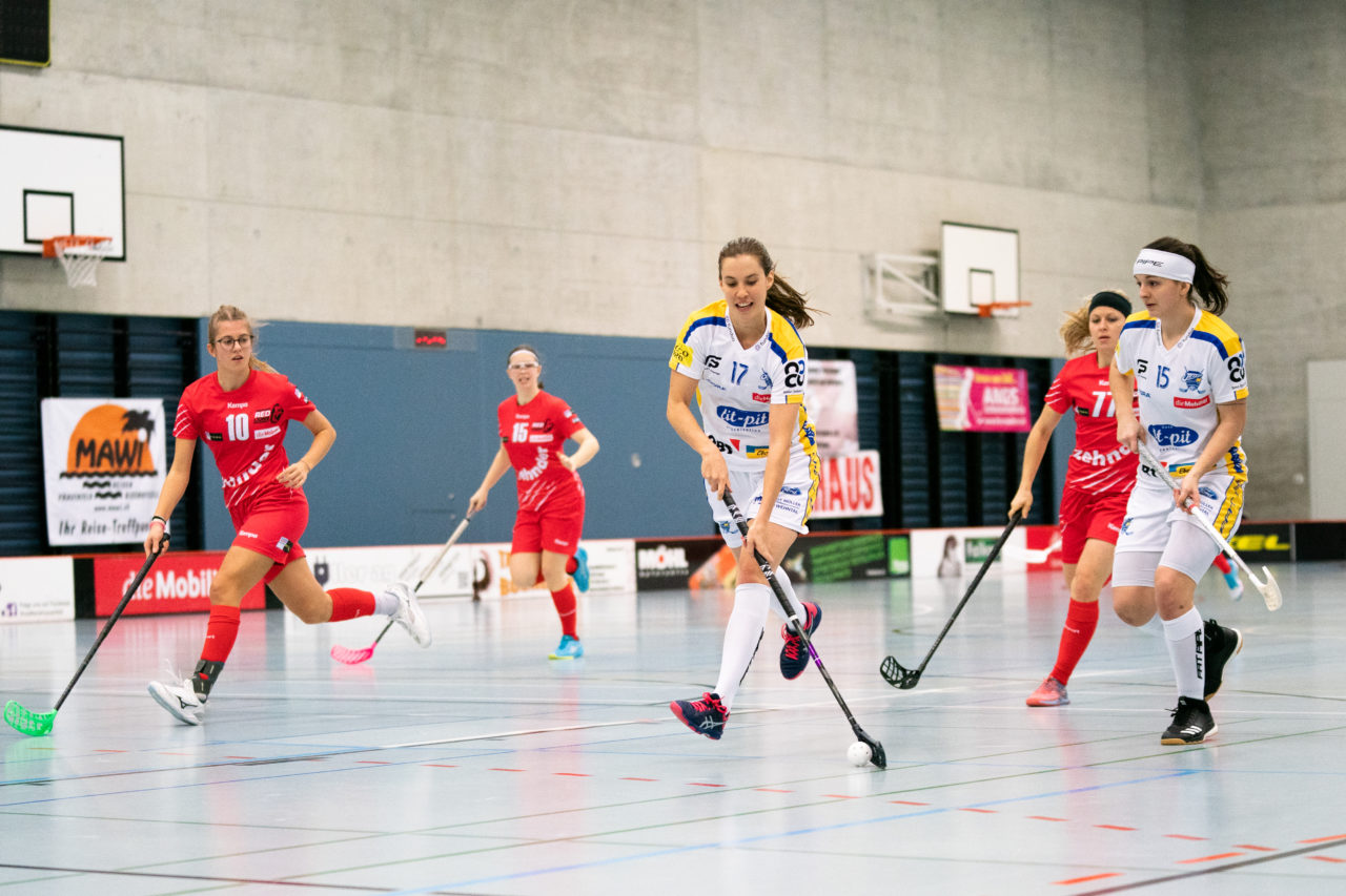 Damen NLA Runde 13, Switzerland: 22.12.2019, Frauenfeld, Kantihalle Frauenfeld, Evelyne Ackermann (Nr. 17, Kloten-Dietlikon Jets) am Ball

Claudio Schwarz, unihockey-fotos.ch
