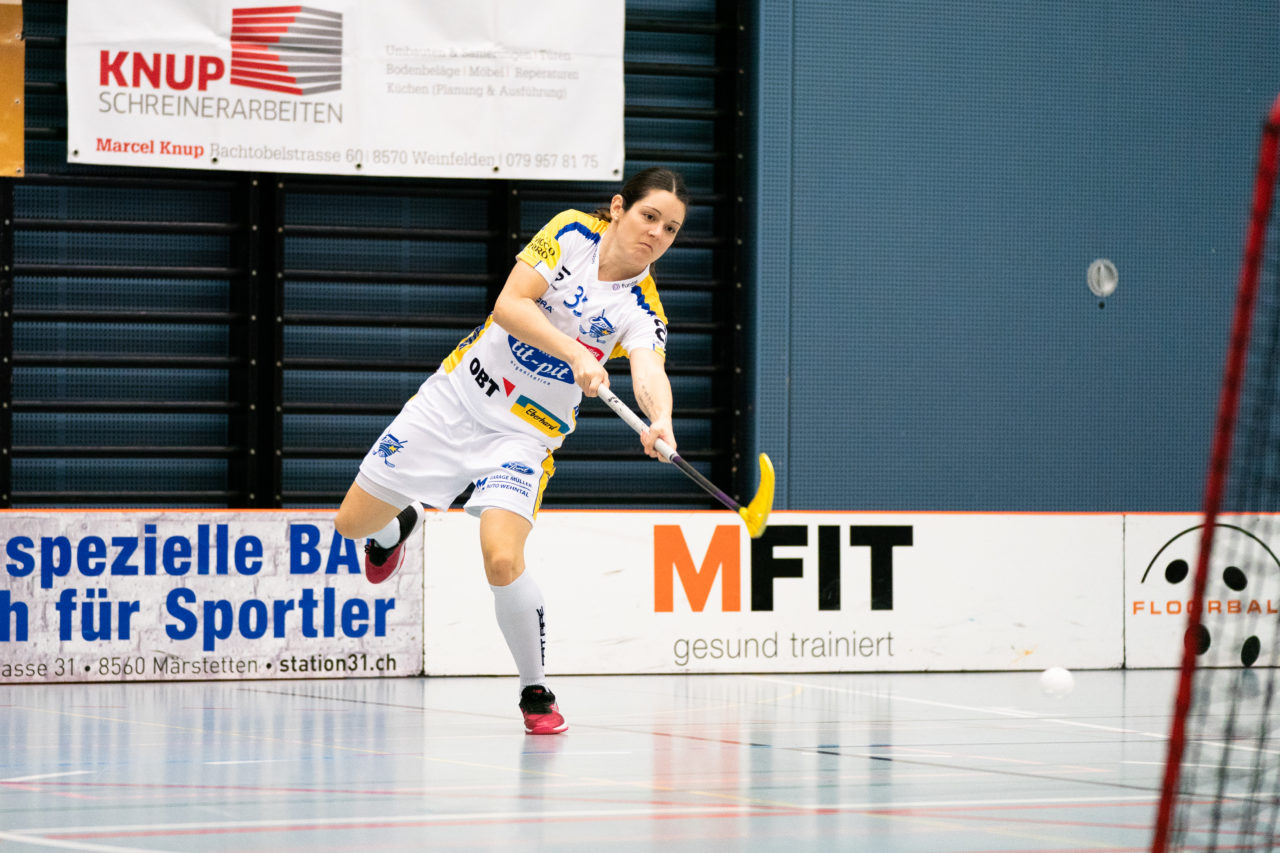 Damen NLA Runde 13, Switzerland: 22.12.2019, Frauenfeld, Kantihalle Frauenfeld, Christelle Wohlhauser (Nr. 35, Kloten-Dietlikon Jets) schiesst

Claudio Schwarz, unihockey-fotos.ch