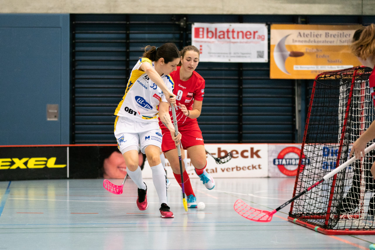 Damen NLA Runde 13, Switzerland: 22.12.2019, Frauenfeld, Kantihalle Frauenfeld, Christelle Wohlhauser (Nr. 35, Kloten-Dietlikon Jets) legt den Ball zurück

Claudio Schwarz, unihockey-fotos.ch