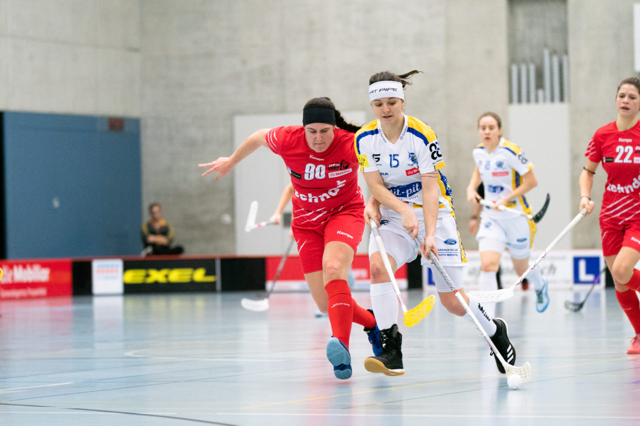 Damen NLA Runde 13, Switzerland: 22.12.2019, Frauenfeld, Kantihalle Frauenfeld, Natalie Martinakova (Nr. 15, Kloten-Dietlikon Jets) im Zweikampf mit Tara Meyer (Nr. 19, UH Red Lions Frauenfeld)

Claudio Schwarz, unihockey-fotos.ch