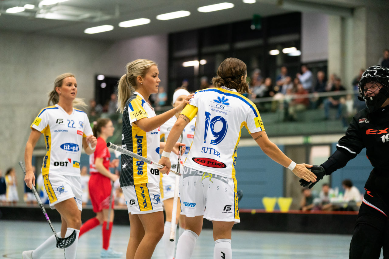 Damen NLA Runde 13, Switzerland: 22.12.2019, Frauenfeld, Kantihalle Frauenfeld, Julia Suter (Nr. 19, Kloten-Dietlikon Jets) klatscht mit Selina Steiger (Nr. 1, UH Red Lions Frauenfeld)

Claudio Schwarz, unihockey-fotos.ch