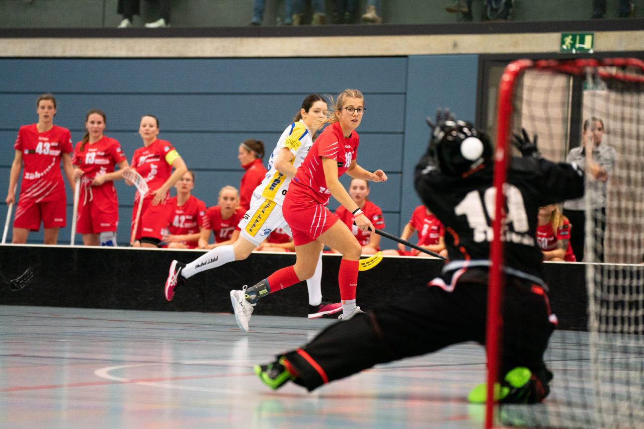 Damen NLA Runde 13, Switzerland: 22.12.2019, Frauenfeld, Kantihalle Frauenfeld, Christelle Wohlhauser (Nr. 35, Kloten-Dietlikon Jets) trifft 

Claudio Schwarz, unihockey-fotos.ch