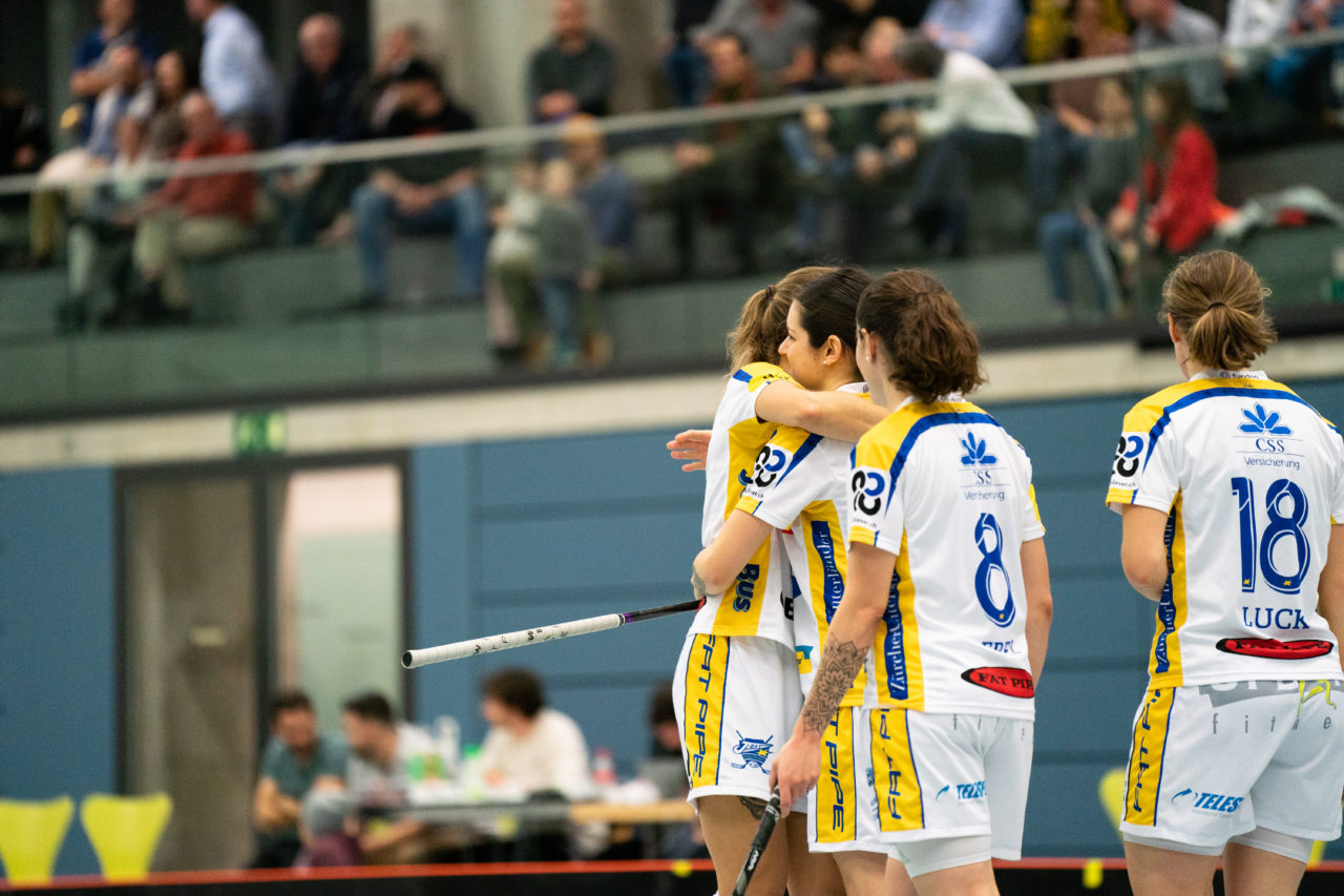 Damen NLA Runde 13, Switzerland: 22.12.2019, Frauenfeld, Kantihalle Frauenfeld, Tanja Stella (Nr. 12, Kloten-Dietlikon Jets) umarmt Christelle Wohlhauser (Nr. 35, Kloten-Dietlikon Jets)

Claudio Schwarz, unihockey-fotos.ch