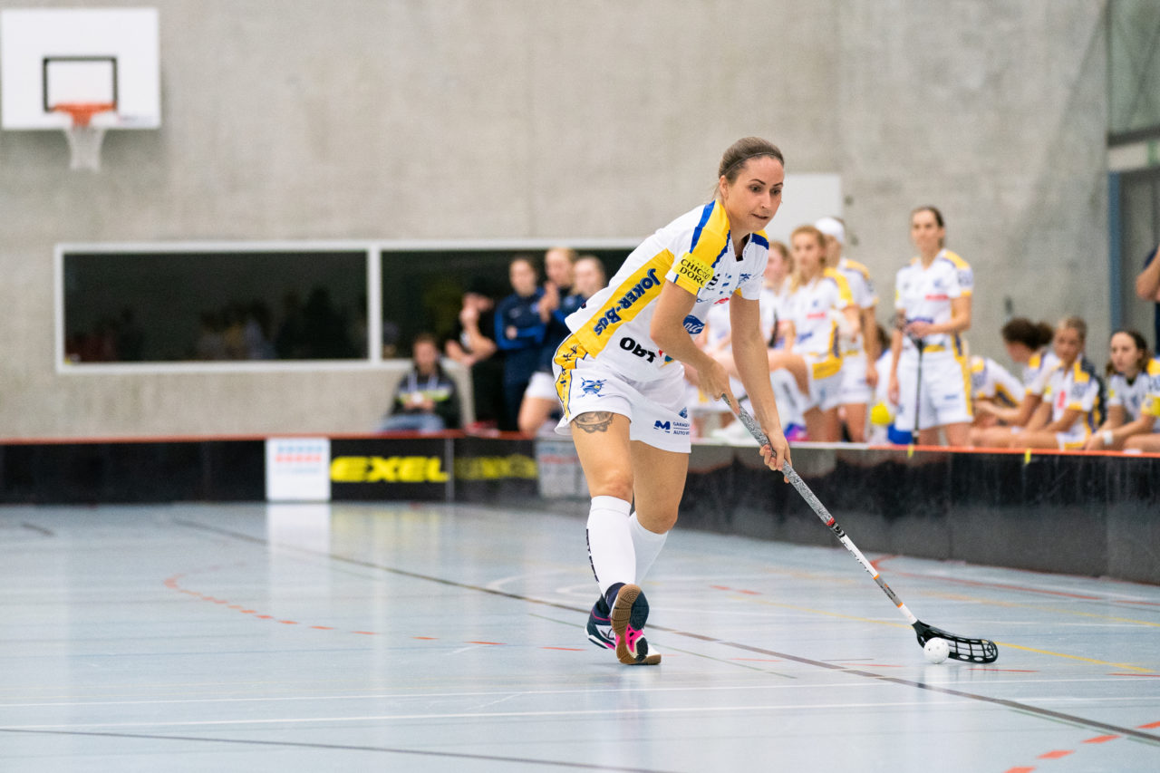 Damen NLA Runde 13, Switzerland: 22.12.2019, Frauenfeld, Kantihalle Frauenfeld, Tanja Stella (Nr. 12, Kloten-Dietlikon Jets) schiesst

Claudio Schwarz, unihockey-fotos.ch