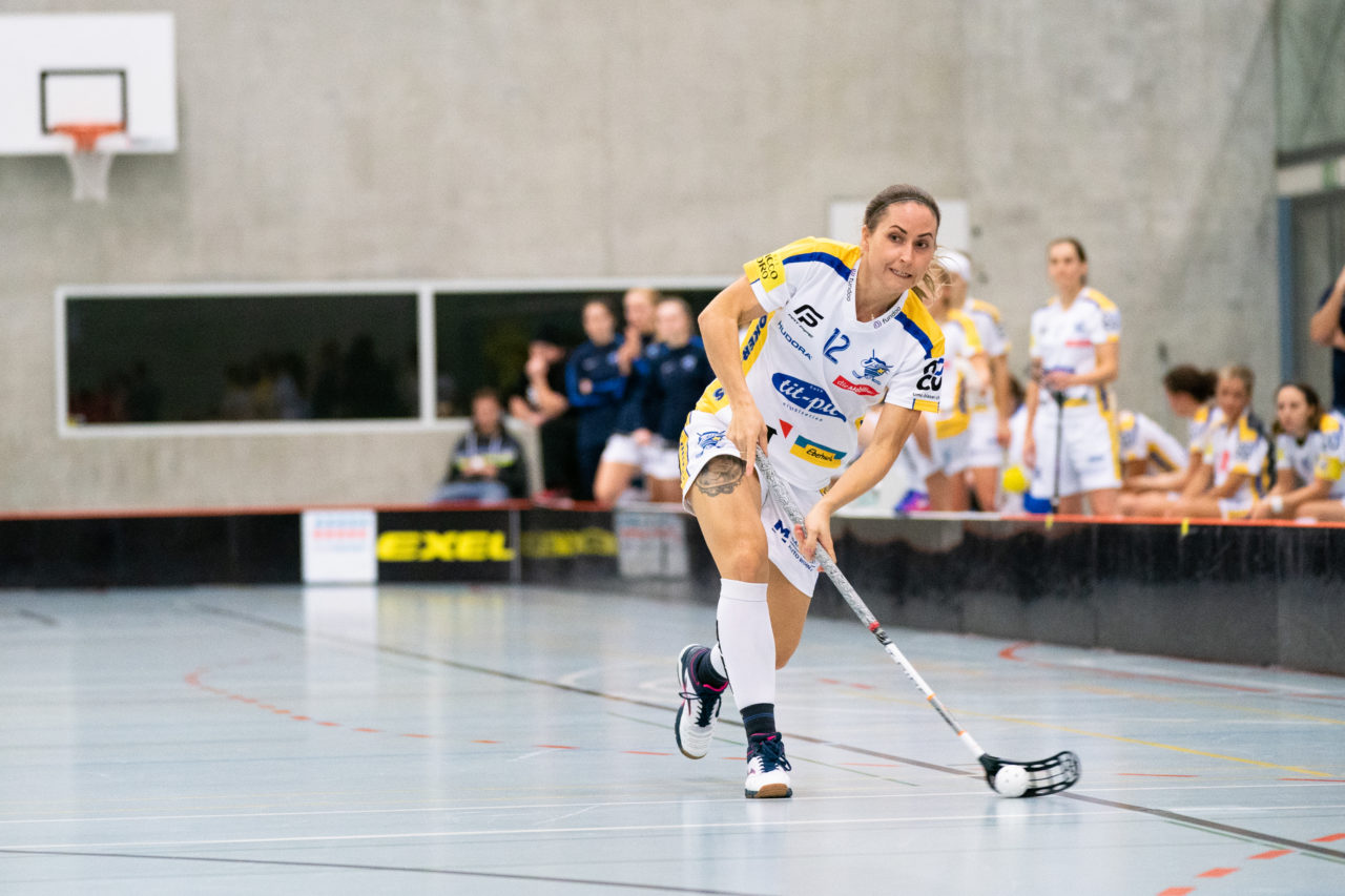 Damen NLA Runde 13, Switzerland: 22.12.2019, Frauenfeld, Kantihalle Frauenfeld, Tanja Stella (Nr. 12, Kloten-Dietlikon Jets) schiesst

Claudio Schwarz, unihockey-fotos.ch