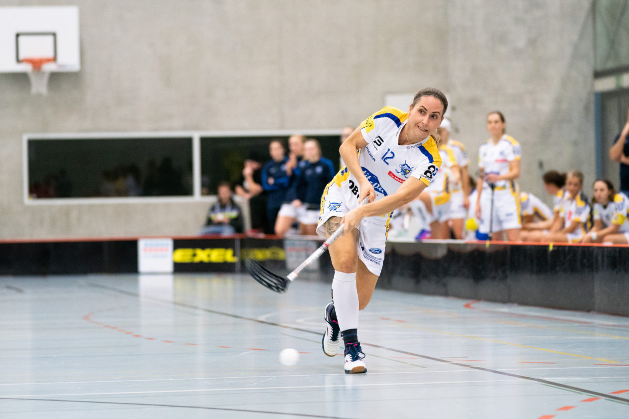 Damen NLA Runde 13, Switzerland: 22.12.2019, Frauenfeld, Kantihalle Frauenfeld, Tanja Stella (Nr. 12, Kloten-Dietlikon Jets) schiesst

Claudio Schwarz, unihockey-fotos.ch