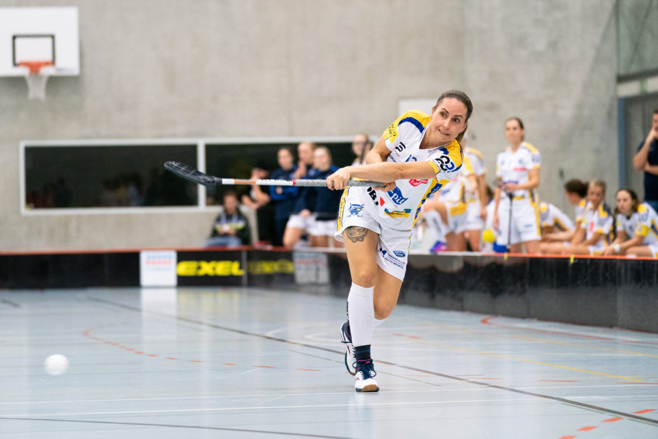 Damen NLA Runde 13, Switzerland: 22.12.2019, Frauenfeld, Kantihalle Frauenfeld, Tanja Stella (Nr. 12, Kloten-Dietlikon Jets) schiesst

Claudio Schwarz, unihockey-fotos.ch