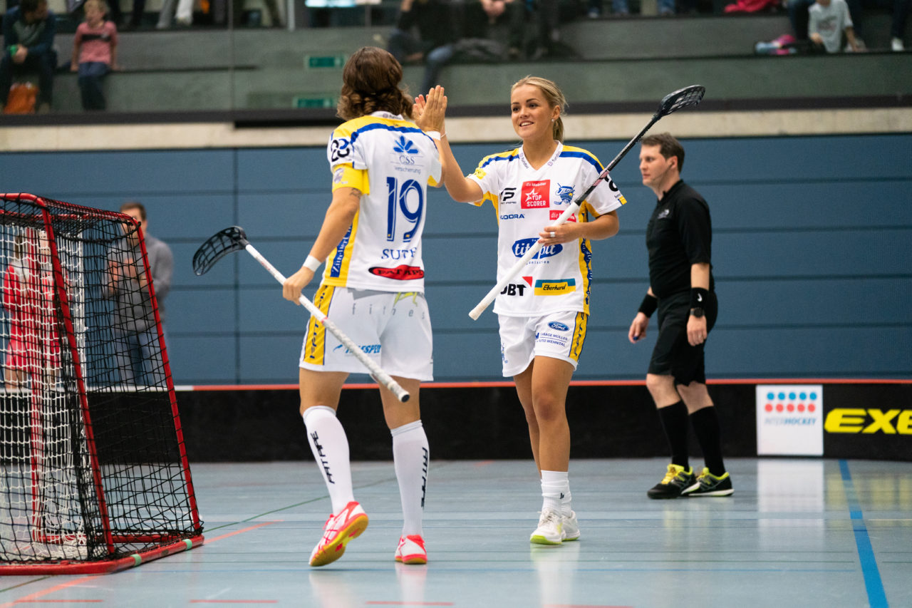Damen NLA Runde 13, Switzerland: 22.12.2019, Frauenfeld, Kantihalle Frauenfeld, Alice Granstedt (Nr. 21, Kloten-Dietlikon Jets) jubelt mit Julia Suter (Nr. 19, Kloten-Dietlikon Jets)

Claudio Schwarz, unihockey-fotos.ch