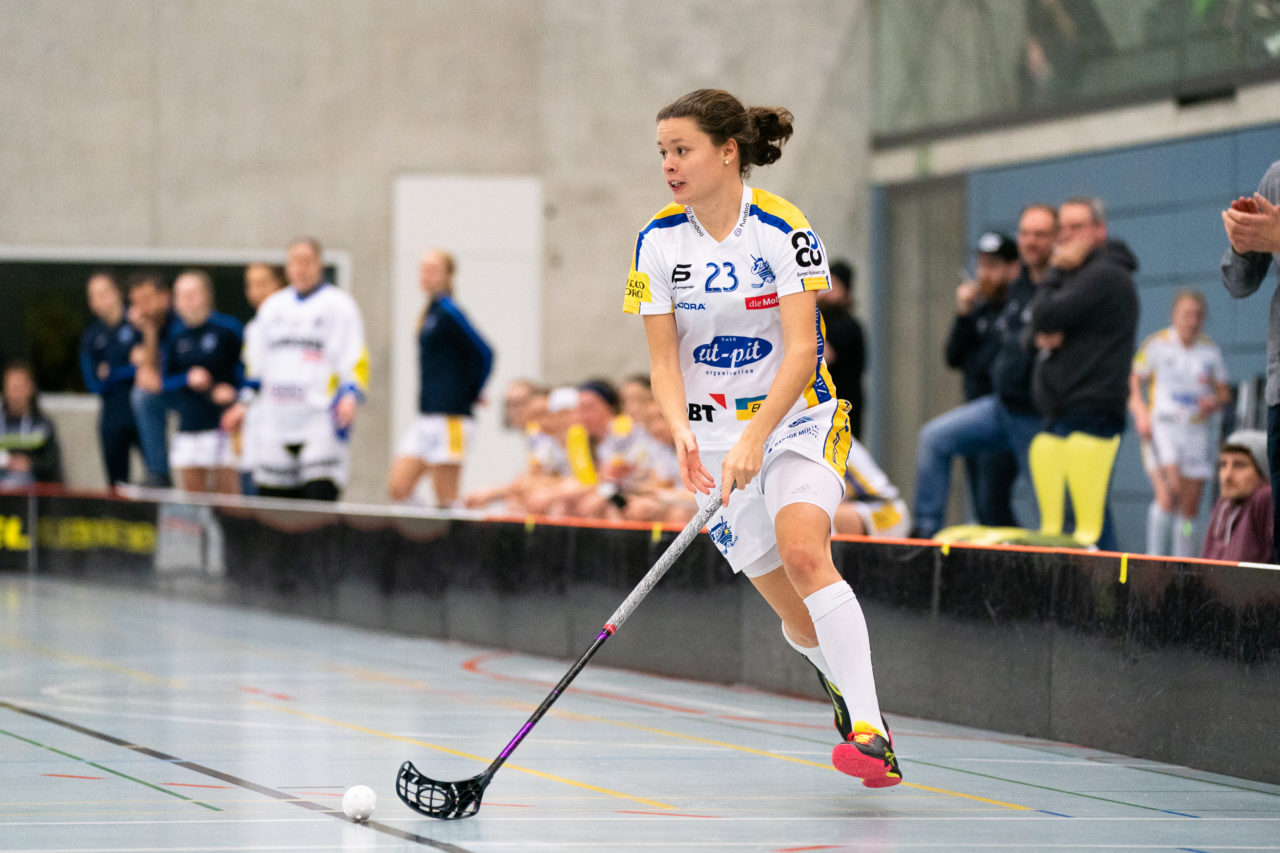 Damen NLA Runde 13, Switzerland: 22.12.2019, Frauenfeld, Kantihalle Frauenfeld, Isabelle Gerig (Nr. 23, Kloten-Dietlikon Jets) am Ball

Claudio Schwarz, unihockey-fotos.ch