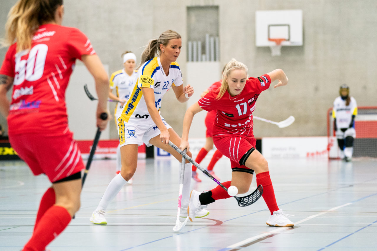 Damen NLA Runde 13, Switzerland: 22.12.2019, Frauenfeld, Kantihalle Frauenfeld, Iza Rydfjäll (Nr. 22, Kloten-Dietlikon Jets) im Zweikampf mit Jessica Birks (Nr. 94, UH Red Lions Frauenfeld)

Claudio Schwarz, unihockey-fotos.ch