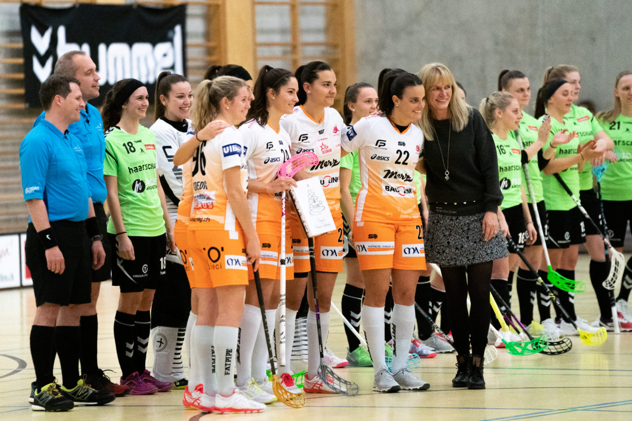 Damen NLA Runde 11, Switzerland: 21.12.2019, Wald ZH, Sporthalle Elba, Ehrung der Silber-Heldinnen

Claudio Schwarz, unihockey-fotos.ch