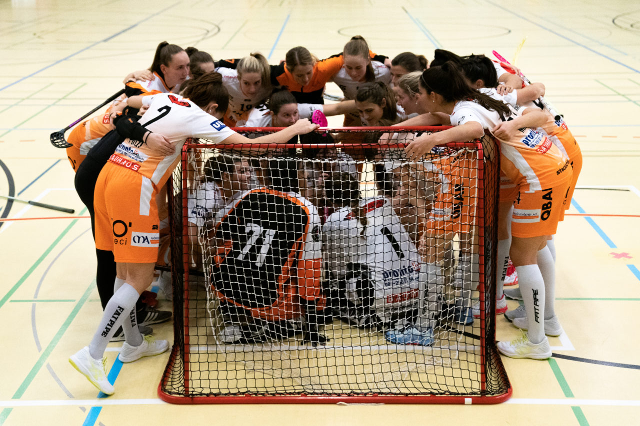 Damen NLA Runde 11, Switzerland: 21.12.2019, Wald ZH, Sporthalle Elba, Torhüterbeschwörung piranha chur

Claudio Schwarz, unihockey-fotos.ch