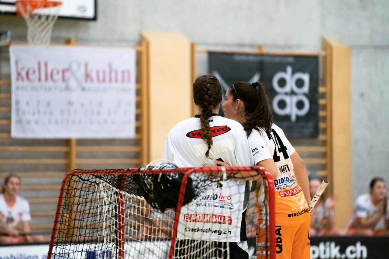 Damen NLA Runde 11, Switzerland: 21.12.2019, Wald ZH, Sporthalle Elba, Livia Angehrn (Nr. 1, piranha chur) und Flurina Marti (Nr. 24, piranha chur)

Claudio Schwarz, unihockey-fotos.ch