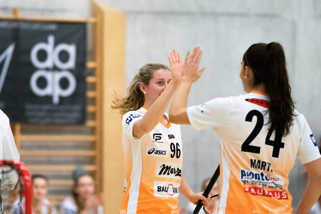 Damen NLA Runde 11, Switzerland: 21.12.2019, Wald ZH, Sporthalle Elba, Chiara Gredig (Nr. 96, piranha chur) und Flurina Marti (Nr. 24, piranha chur)

Claudio Schwarz, unihockey-fotos.ch