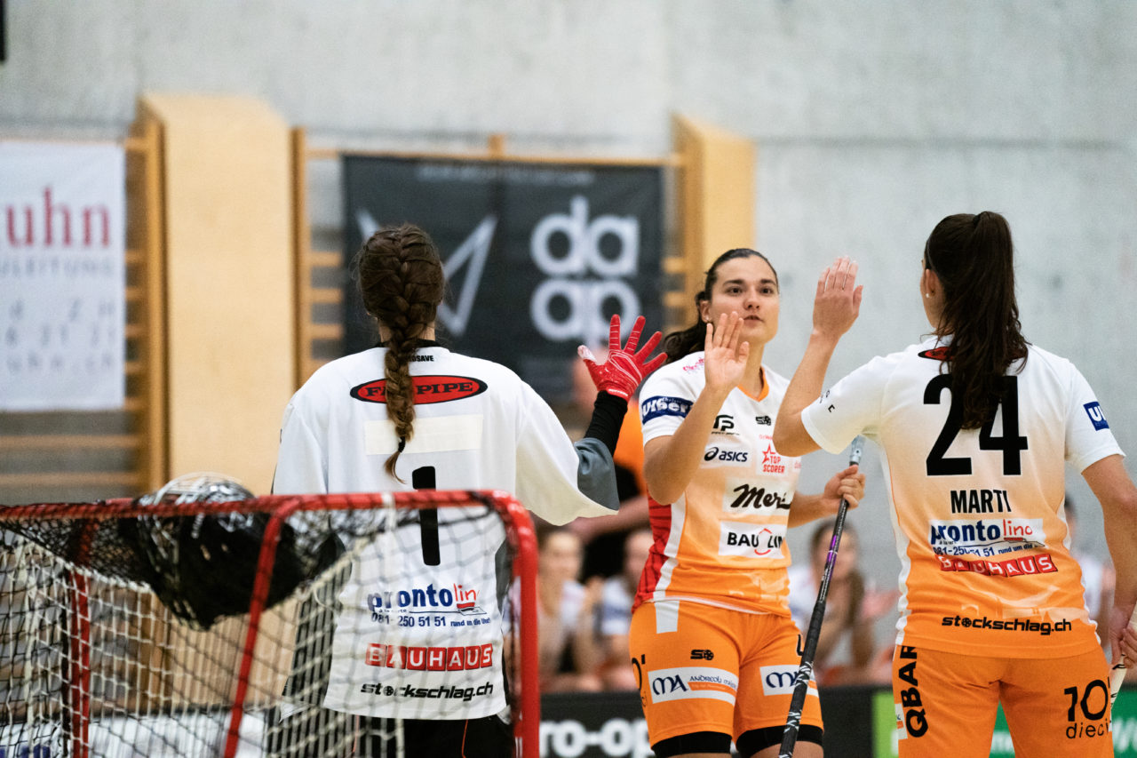 Damen NLA Runde 11, Switzerland: 21.12.2019, Wald ZH, Sporthalle Elba, Corin Rüttimann (Nr. 21, piranha chur) und Flurina Marti (Nr. 24, piranha chur)

Claudio Schwarz, unihockey-fotos.ch
