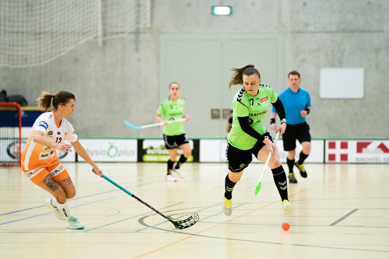 Damen NLA Runde 11, Switzerland: 21.12.2019, Wald ZH, Sporthalle Elba, Yara Hofmann (Nr. 17, UHC Laupen) am Ball

Claudio Schwarz, unihockey-fotos.ch