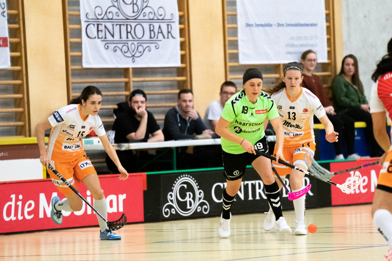 Damen NLA Runde 11, Switzerland: 21.12.2019, Wald ZH, Sporthalle Elba, Andrea Wildermuth (Nr. 19, UHC Laupen) am Ball

Claudio Schwarz, unihockey-fotos.ch