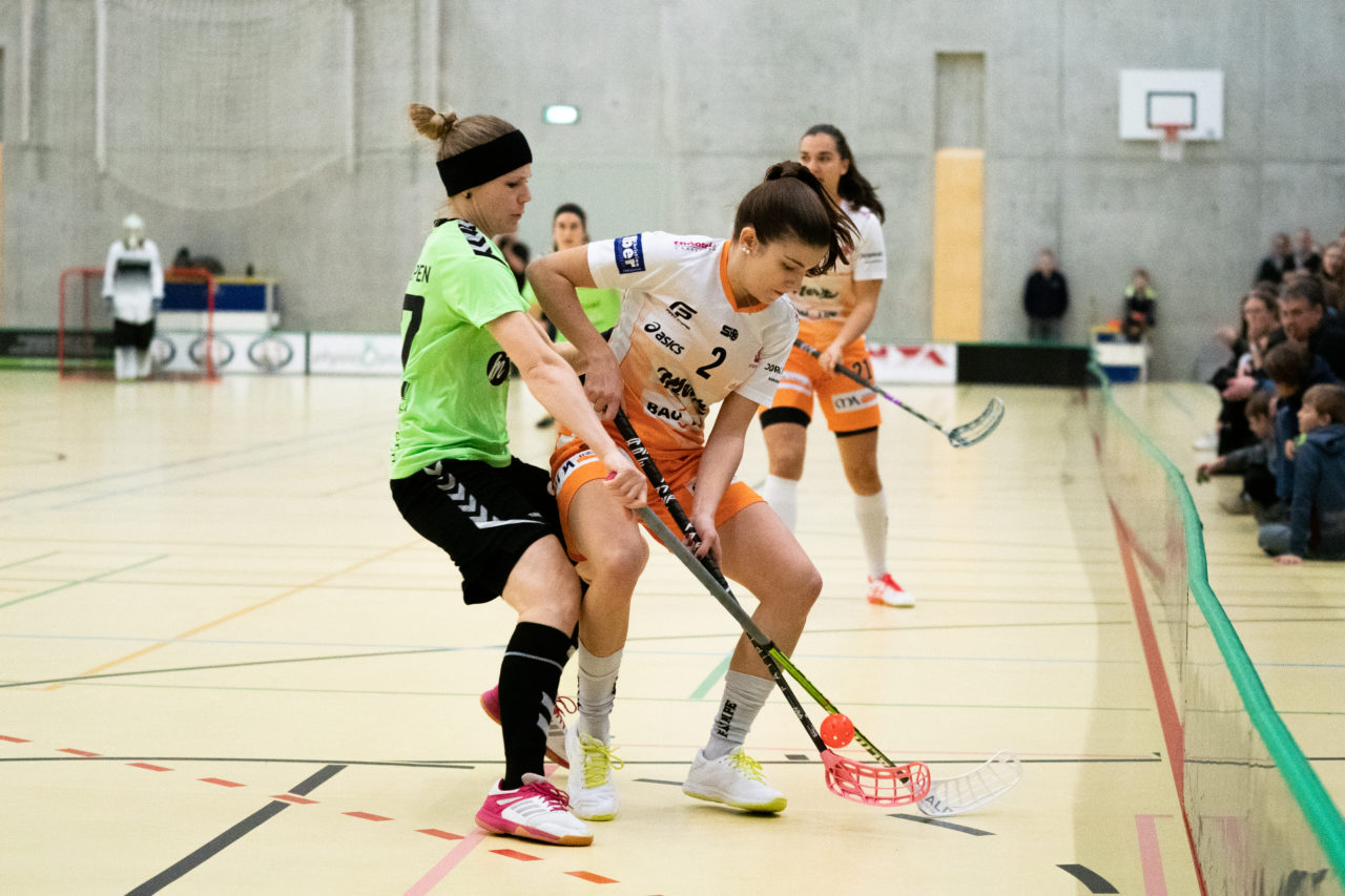 Damen NLA Runde 11, Switzerland: 21.12.2019, Wald ZH, Sporthalle Elba, Jana Putzi (Nr. 2, piranha chur) im Zweikampf mit Sabrina Gmür (Nr. 87, UHC Laupen)

Claudio Schwarz, unihockey-fotos.ch