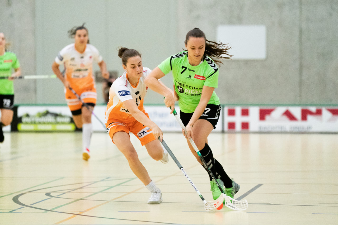 Damen NLA Runde 11, Switzerland: 21.12.2019, Wald ZH, Sporthalle Elba, Tamara Fritschi (Nr. 7, UHC Laupen) wird von Marcia Wick (Nr. 11, piranha chur) gestört

Claudio Schwarz, unihockey-fotos.ch