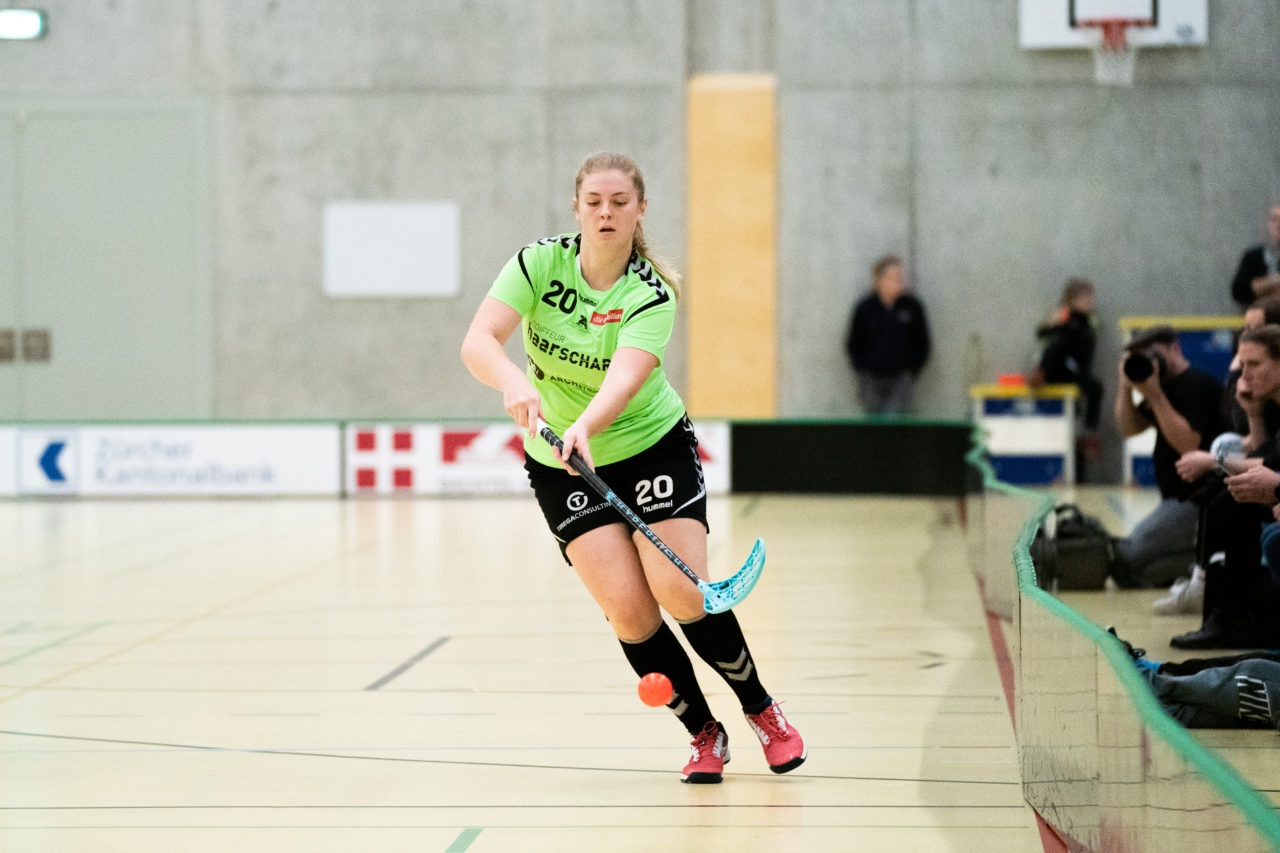 Damen NLA Runde 11, Switzerland: 21.12.2019, Wald ZH, Sporthalle Elba, Alena Holst (Nr. 20, UHC Laupen) spielt den Ball

Claudio Schwarz, unihockey-fotos.ch