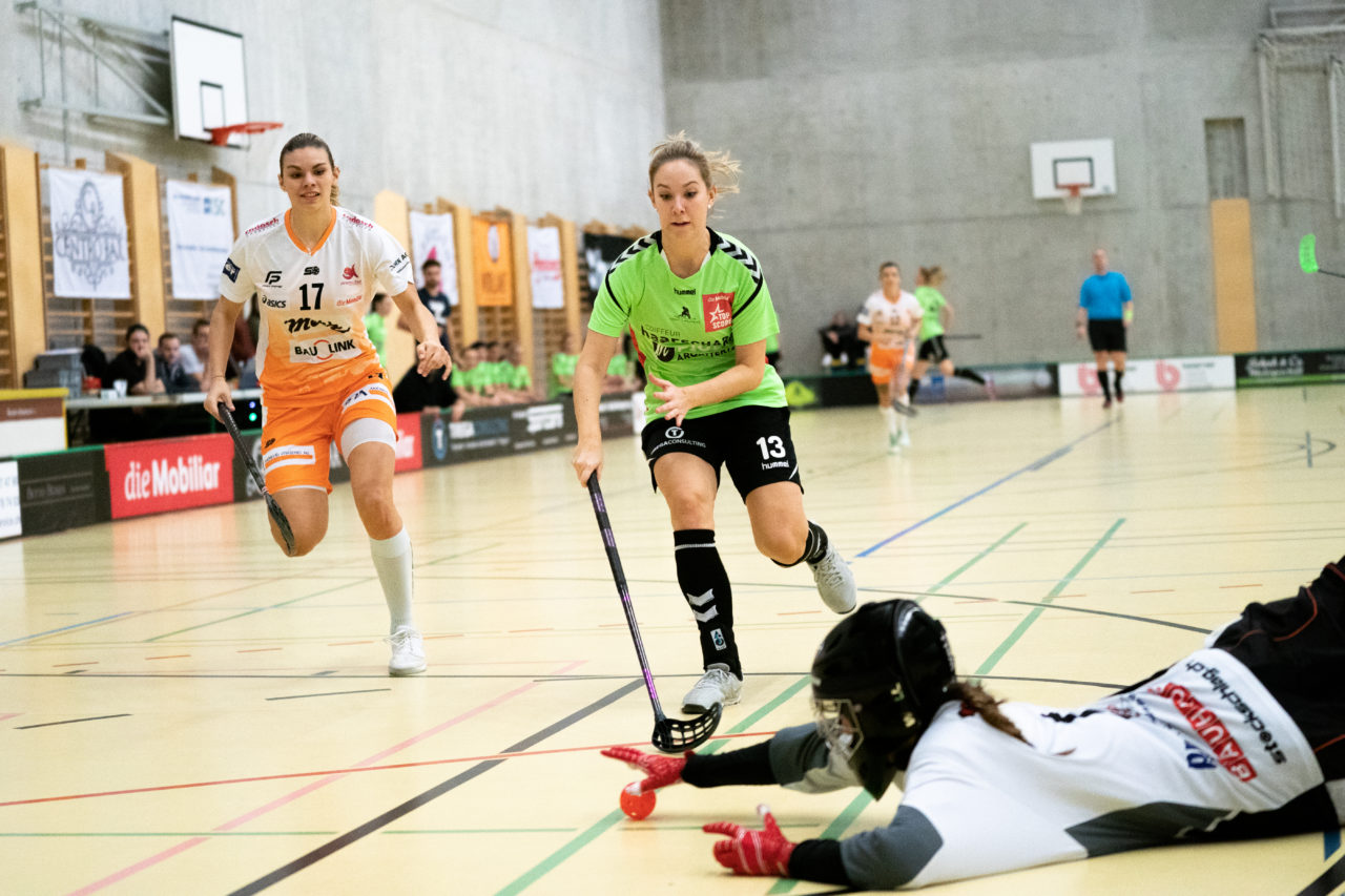 Damen NLA Runde 11, Switzerland: 21.12.2019, Wald ZH, Sporthalle Elba, Livia Angehrn (Nr. 1, piranha chur) vor Vanessa Kapp (Nr. 13, UHC Laupen) am Ball

Claudio Schwarz, unihockey-fotos.ch