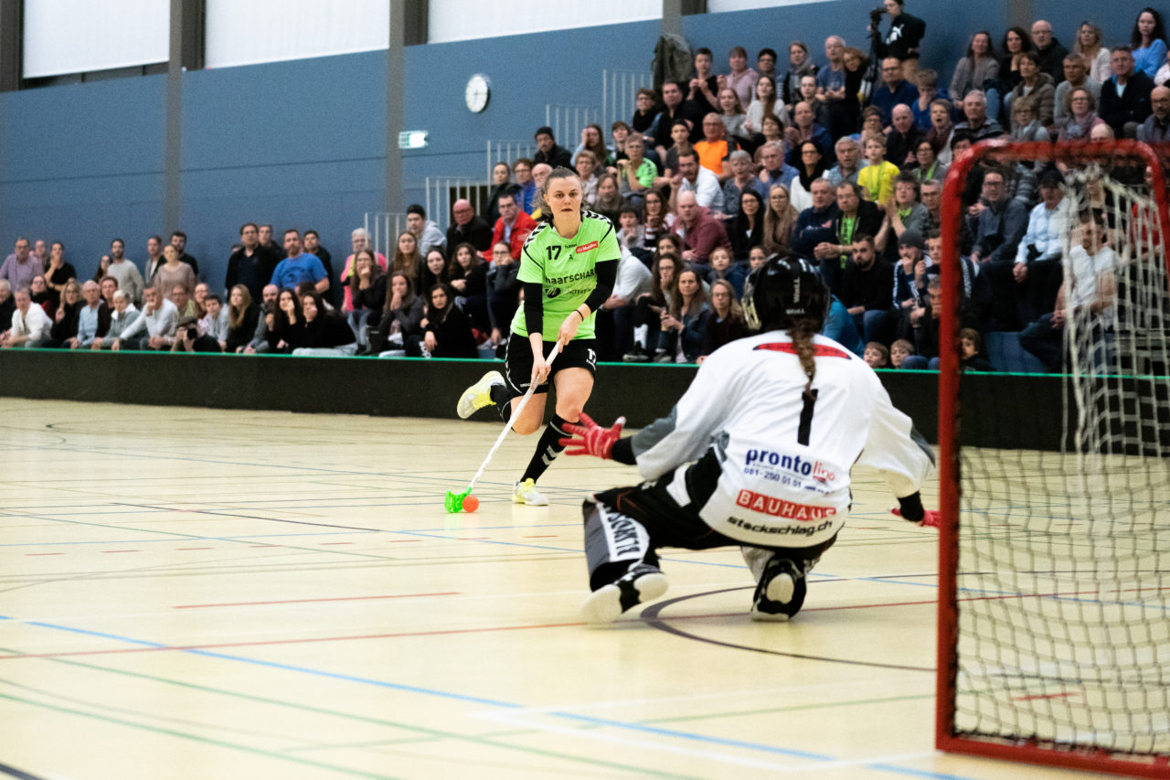 Damen NLA Runde 11, Switzerland: 21.12.2019, Wald ZH, Sporthalle Elba, Yara Hofmann (Nr. 17, UHC Laupen) alleine vor Livia Angehrn (Nr. 1, piranha chur)

Claudio Schwarz, unihockey-fotos.ch