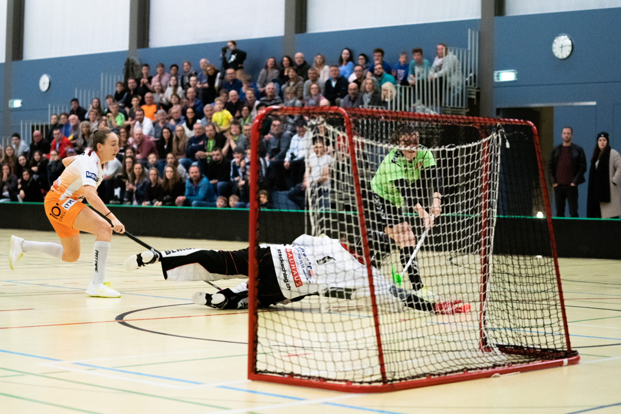 Damen NLA Runde 11, Switzerland: 21.12.2019, Wald ZH, Sporthalle Elba, Livia Angehrn (Nr. 1, piranha chur) wehrt den Ball gegen Yara Hofmann (Nr. 17, UHC Laupen) ab

Claudio Schwarz, unihockey-fotos.ch