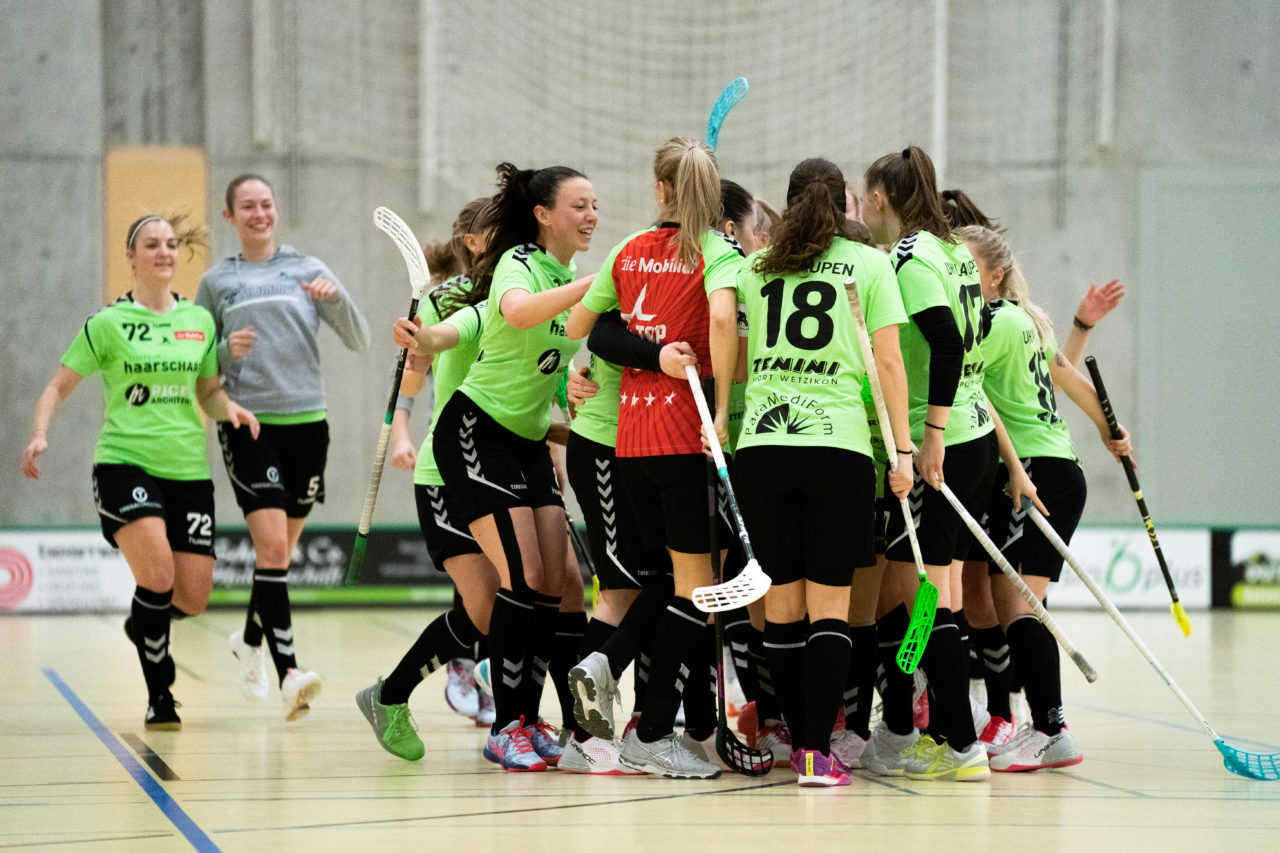 Damen NLA Runde 11, Switzerland: 21.12.2019, Wald ZH, Sporthalle Elba, Torjubel Laupen

Claudio Schwarz, unihockey-fotos.ch