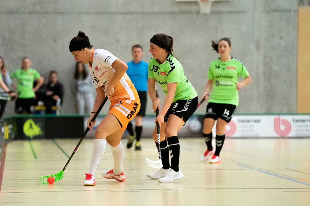 Damen NLA Runde 11, Switzerland: 21.12.2019, Wald ZH, Sporthalle Elba, Katrin Zwinggi (Nr. 61, piranha chur) im Zweikampf mit Andrea Wildermuth (Nr. 19, UHC Laupen)

Claudio Schwarz, unihockey-fotos.ch