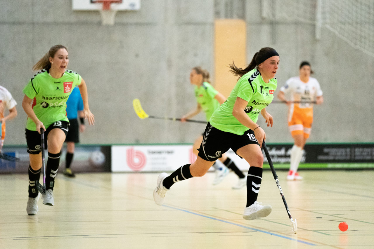 Damen NLA Runde 11, Switzerland: 21.12.2019, Wald ZH, Sporthalle Elba, Andrea Wildermuth (Nr. 19, UHC Laupen) am Ball

Claudio Schwarz, unihockey-fotos.ch