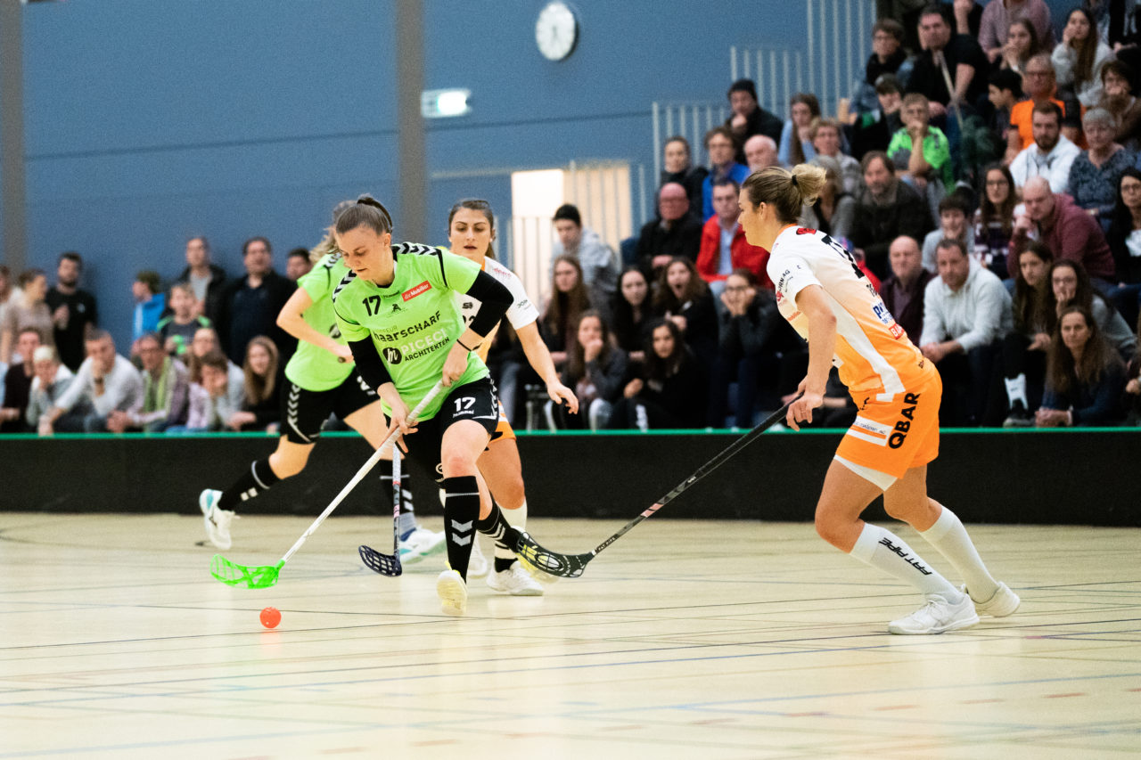 Damen NLA Runde 11, Switzerland: 21.12.2019, Wald ZH, Sporthalle Elba, Yara Hofmann (Nr. 17, UHC Laupen) am Ball

Claudio Schwarz, unihockey-fotos.ch
