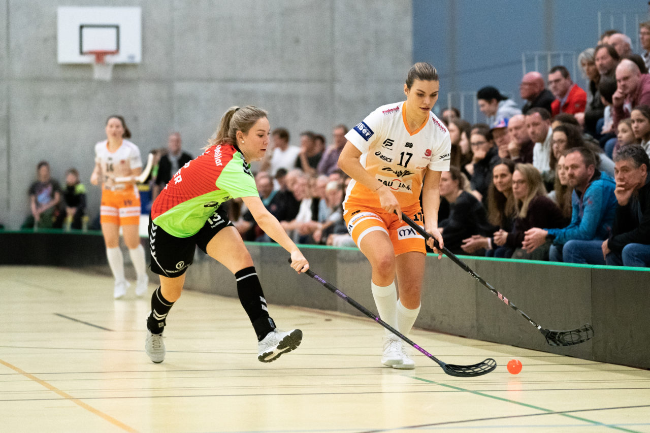 Damen NLA Runde 11, Switzerland: 21.12.2019, Wald ZH, Sporthalle Elba, Vanessa Kapp (Nr. 13, UHC Laupen) stört Luana Rensch (Nr. 17, piranha chur)

Claudio Schwarz, unihockey-fotos.ch