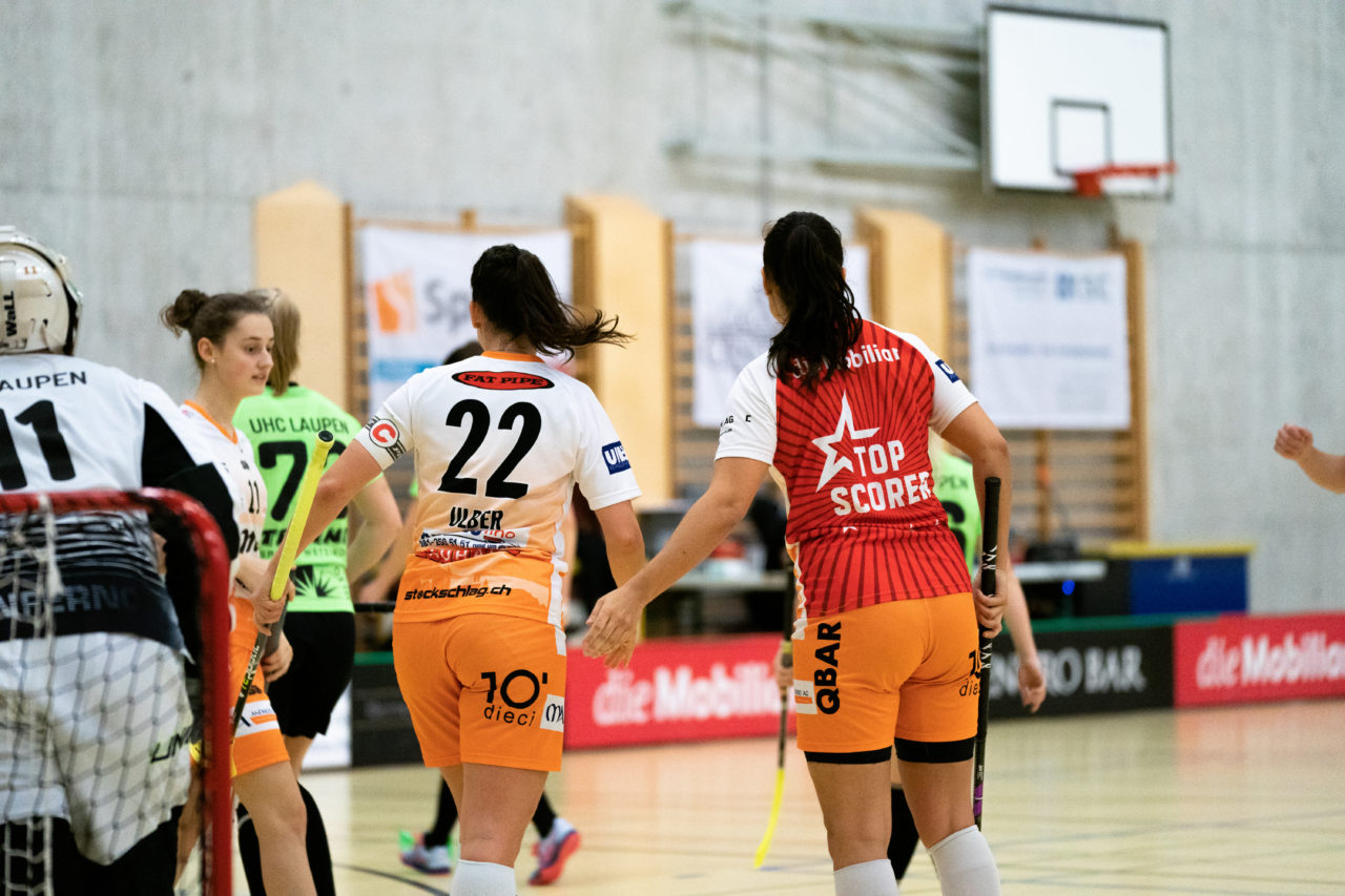 Damen NLA Runde 11, Switzerland: 21.12.2019, Wald ZH, Sporthalle Elba, Seraina Ulber (Nr. 22, piranha chur) klatscht mit Corin Rüttimann (Nr. 21, piranha chur) ab

Claudio Schwarz, unihockey-fotos.ch