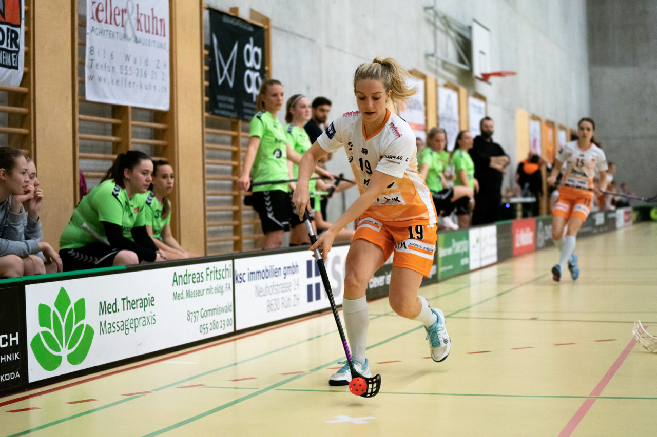 Damen NLA Runde 11, Switzerland: 21.12.2019, Wald ZH, Sporthalle Elba, Anja Dellagiovanna (Nr. 19, piranha chur) am Ball

Claudio Schwarz, unihockey-fotos.ch