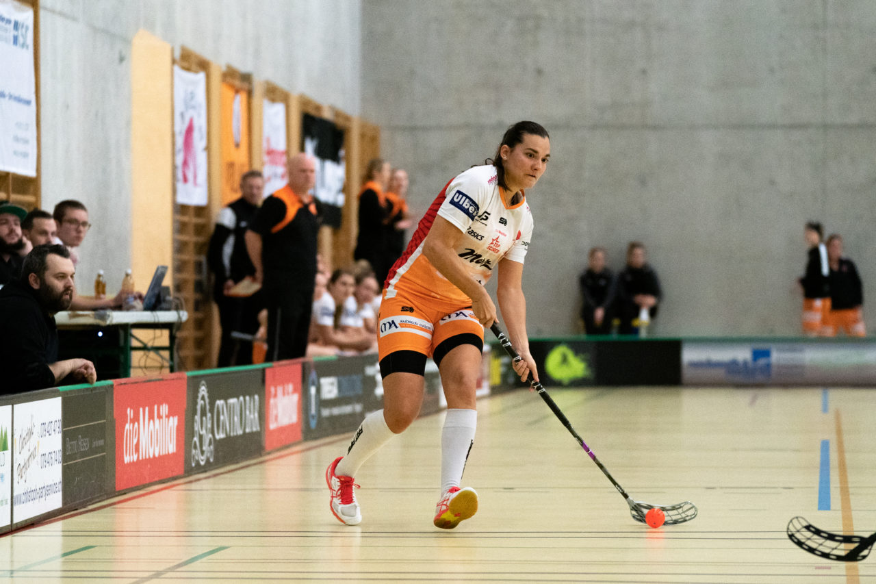 Damen NLA Runde 11, Switzerland: 21.12.2019, Wald ZH, Sporthalle Elba, Corin Rüttimann (Nr. 21, piranha chur) am Ball

Claudio Schwarz, unihockey-fotos.ch