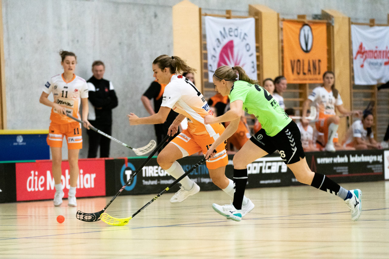 Damen NLA Runde 11, Switzerland: 21.12.2019, Wald ZH, Sporthalle Elba, Livia Angehrn (Nr. 1, piranha chur) wird von Corina Keller (Nr. 21, UHC Laupen) gestört 

Claudio Schwarz, unihockey-fotos.ch