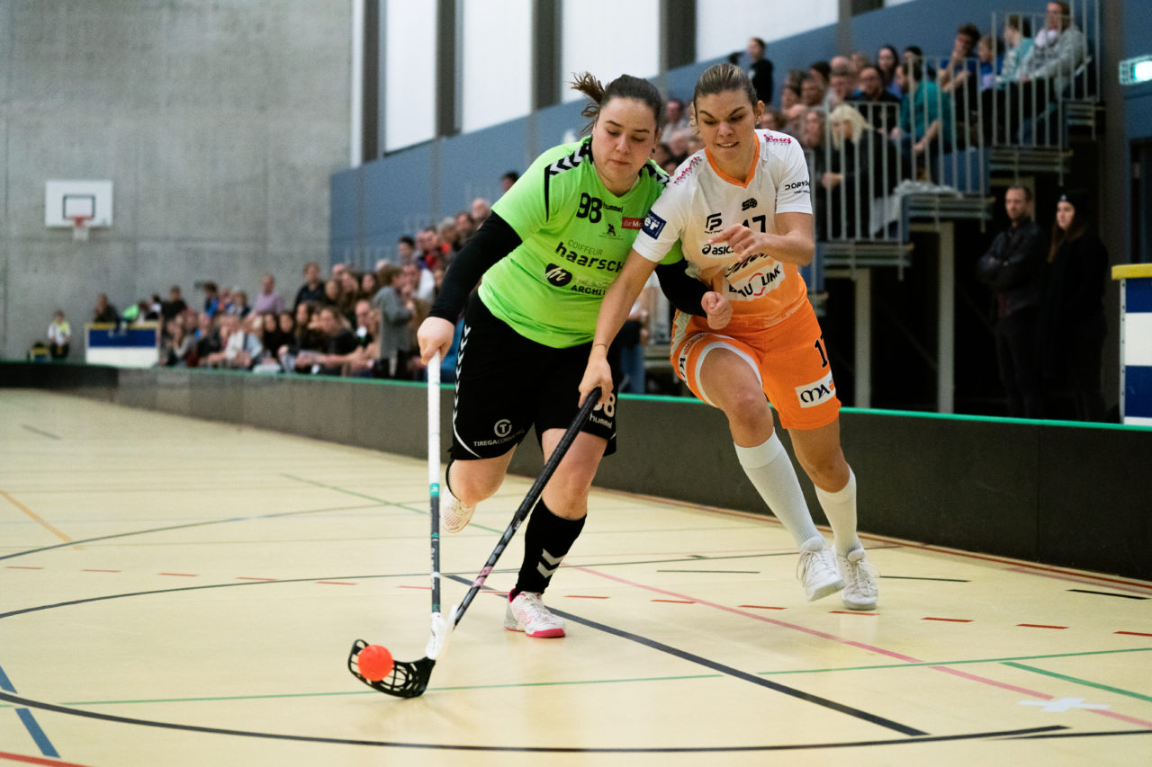 Damen NLA Runde 11, Switzerland: 21.12.2019, Wald ZH, Sporthalle Elba, Sabrina Aerne (Nr. 98, UHC Laupen) im Zweikampf mit Luana Rensch (Nr. 17, piranha chur)

Claudio Schwarz, unihockey-fotos.ch
