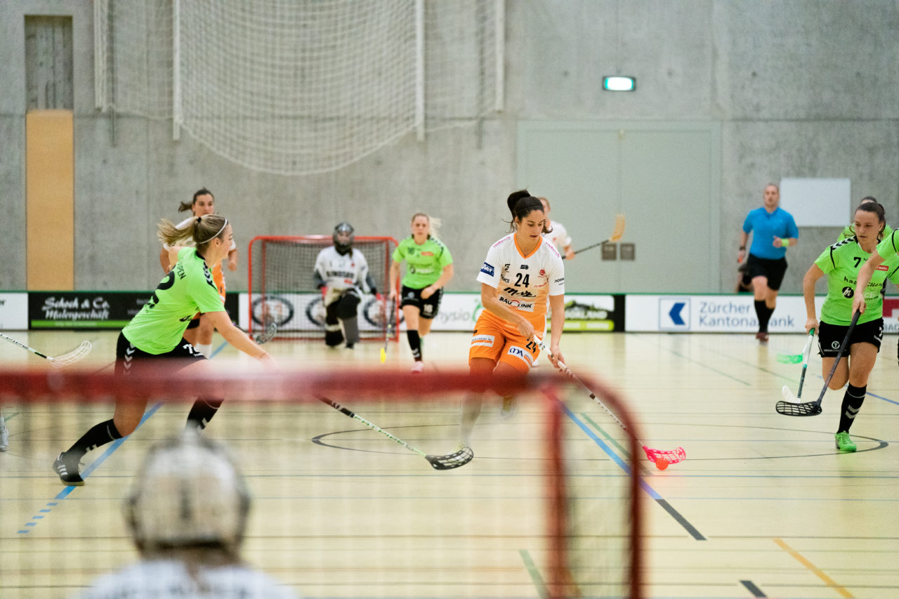 Damen NLA Runde 11, Switzerland: 21.12.2019, Wald ZH, Sporthalle Elba, Flurina Marti (Nr. 24, piranha chur) am Ball

Claudio Schwarz, unihockey-fotos.ch