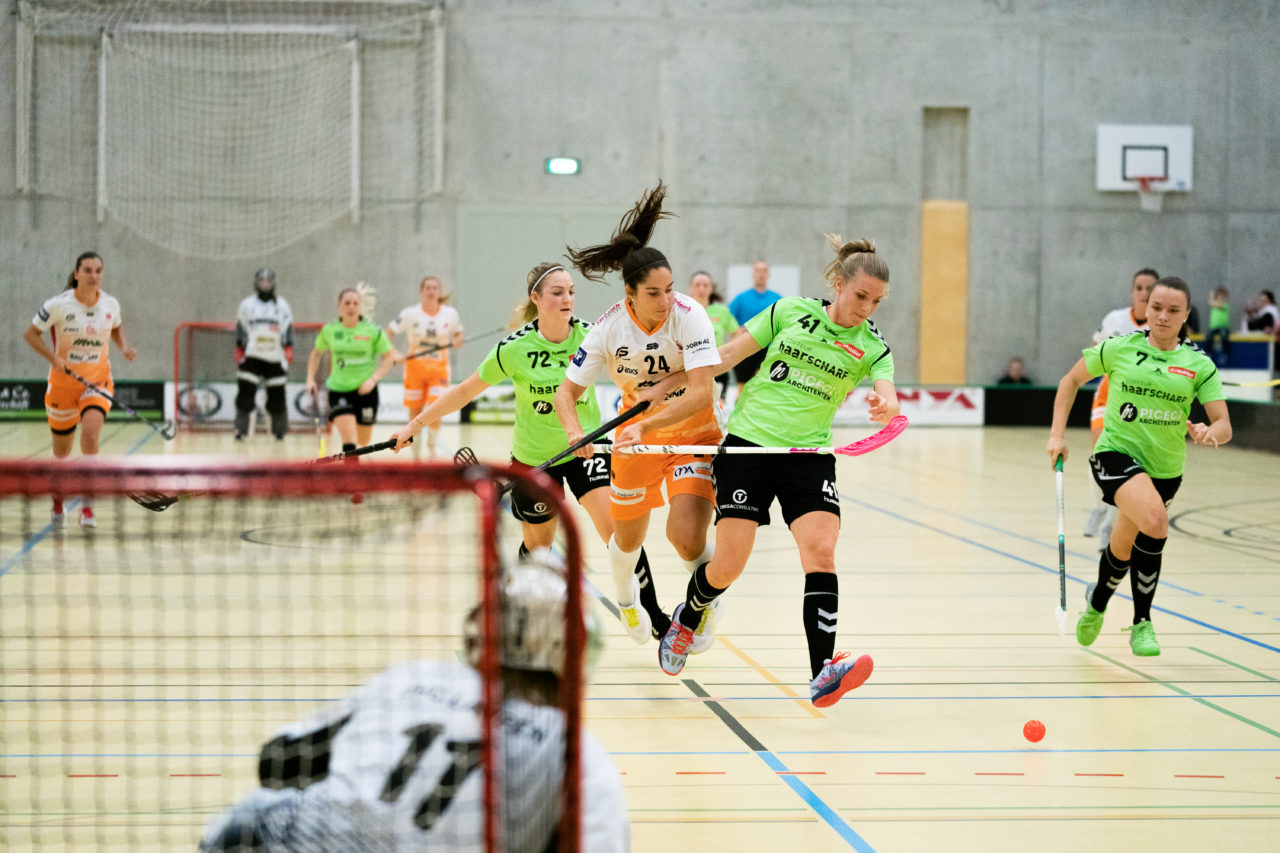 Damen NLA Runde 11, Switzerland: 21.12.2019, Wald ZH, Sporthalle Elba, Flurina Marti (Nr. 24, piranha chur) wird von Katarina Lindenmeyer (Nr. 41, UHC Laupen) gecheckt

Claudio Schwarz, unihockey-fotos.ch