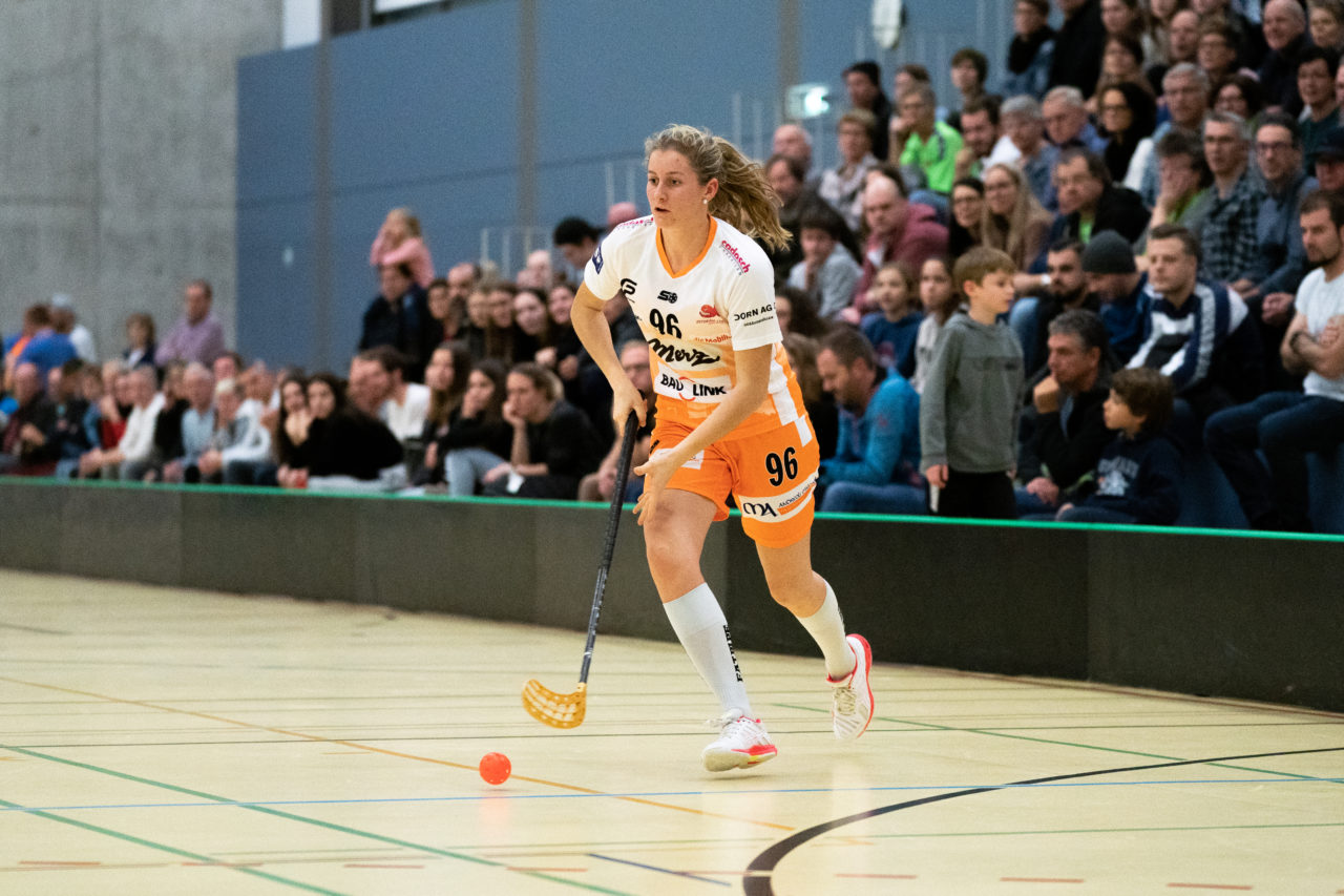 Damen NLA Runde 11, Switzerland: 21.12.2019, Wald ZH, Sporthalle Elba, Chiara Gredig (Nr. 96, piranha chur) am Ball

Claudio Schwarz, unihockey-fotos.ch