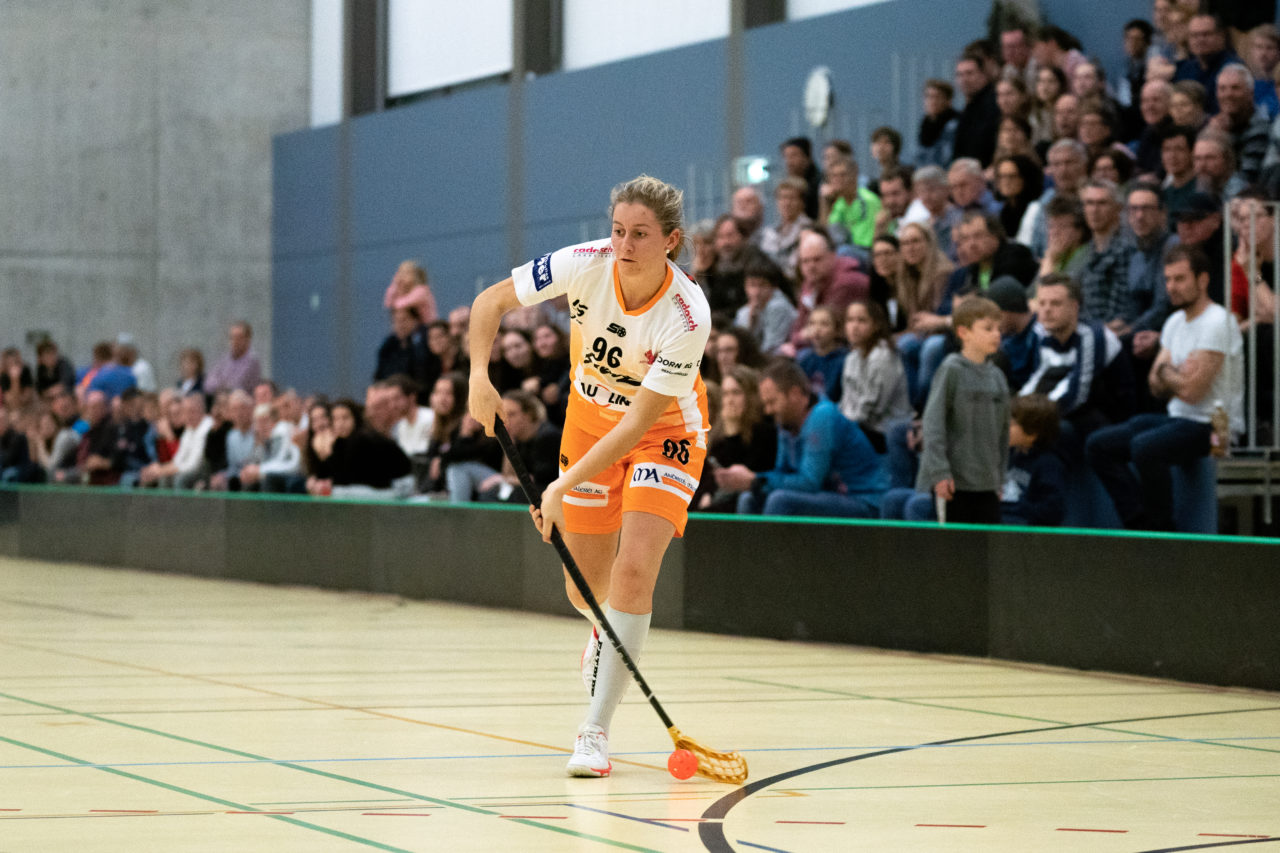 Damen NLA Runde 11, Switzerland: 21.12.2019, Wald ZH, Sporthalle Elba, Chiara Gredig (Nr. 96, piranha chur) spielt den Ball

Claudio Schwarz, unihockey-fotos.ch