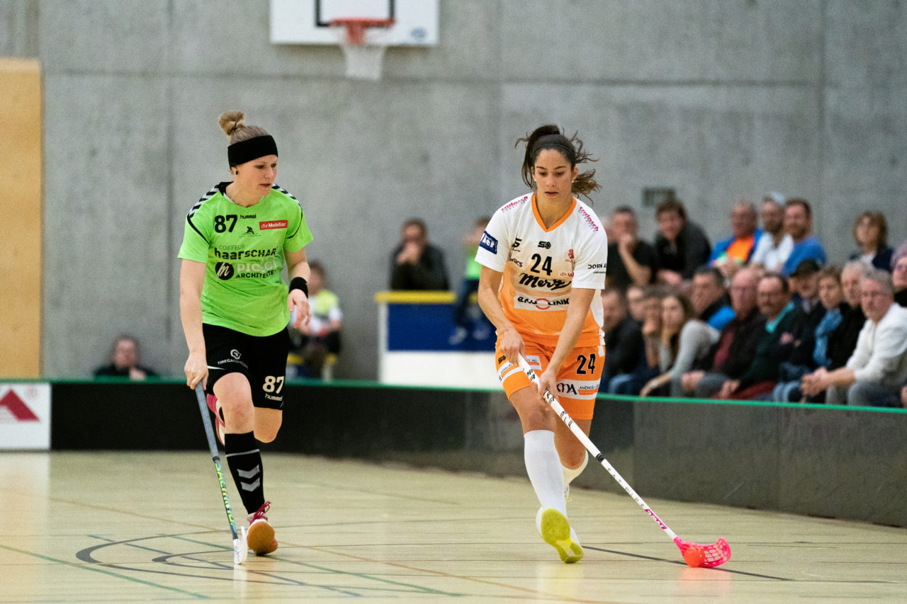 Damen NLA Runde 11, Switzerland: 21.12.2019, Wald ZH, Sporthalle Elba, Flurina Marti (Nr. 24, piranha chur) im Laufduell mit Sabrina Gmür (Nr. 87, UHC Laupen)

Claudio Schwarz, unihockey-fotos.ch